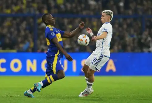 El defensor peruano de Boca Juniors, Luis Advíncula (i), y el delantero argentino del Cruzeiro, Álvaro Barreal, luchan por el balón durante el partido de ida de los octavos de final de la Copa Sudamericana entre el Boca Juniors de Argentina y el Cruzeiro de Brasil en el estadio La Bombonera de Buenos Aires el 15 de agosto de 2024. Foto: AFP