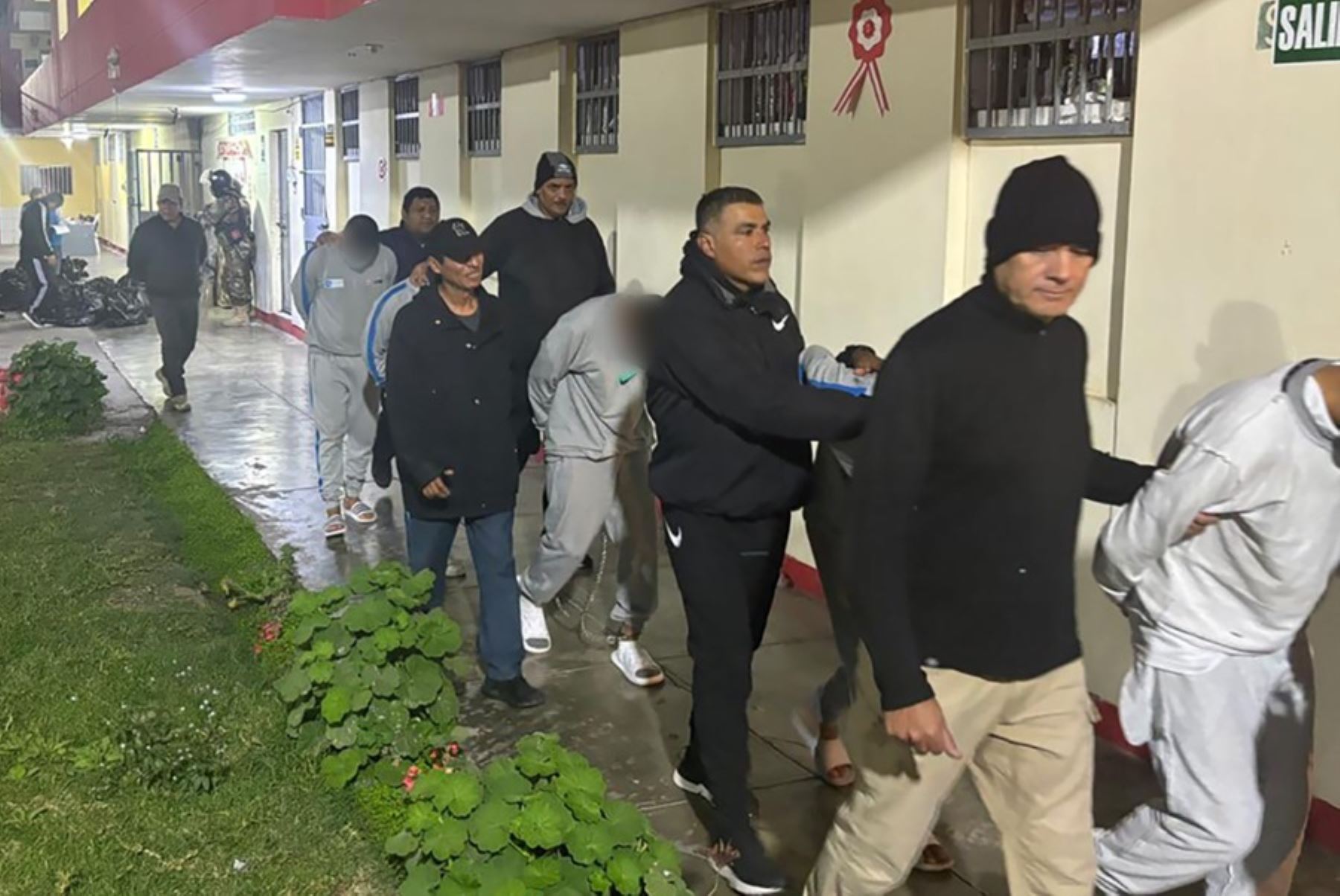 Con el objetivo de prevenir actos que atenten contra el sistema de rehabilitación y resocialización juvenil, el Programa Nacional de Centros Juveniles en un trabajo articulado con el Gobierno Regional de la Libertad y la Policía Nacional del Perú, realizaron el traslado de adolescentes vinculados a bandas criminales de alta peligrosidad de Trujillo a la ciudad de Lima.