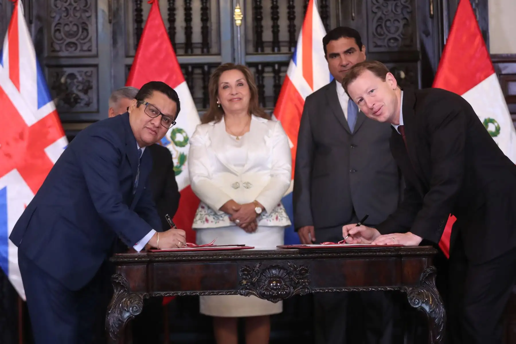 La presidenta de la república, Dina Boluarte, participa en la ceremonia de suscripción de contratos de Estado a Estado con el Reino Unido.
 Foto: ANDINA/Prensa Presidencia