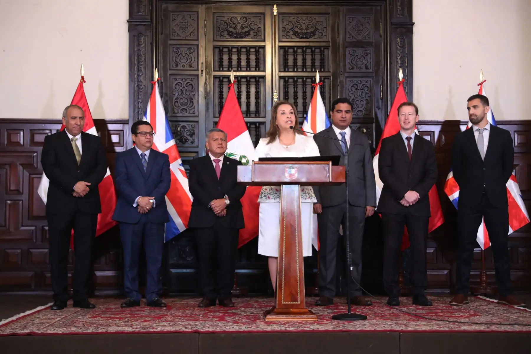 La presidenta de la república, Dina Boluarte, participa en la ceremonia de suscripción de contratos de Estado a Estado con el Reino Unido.
 Foto: ANDINA/Prensa Presidencia