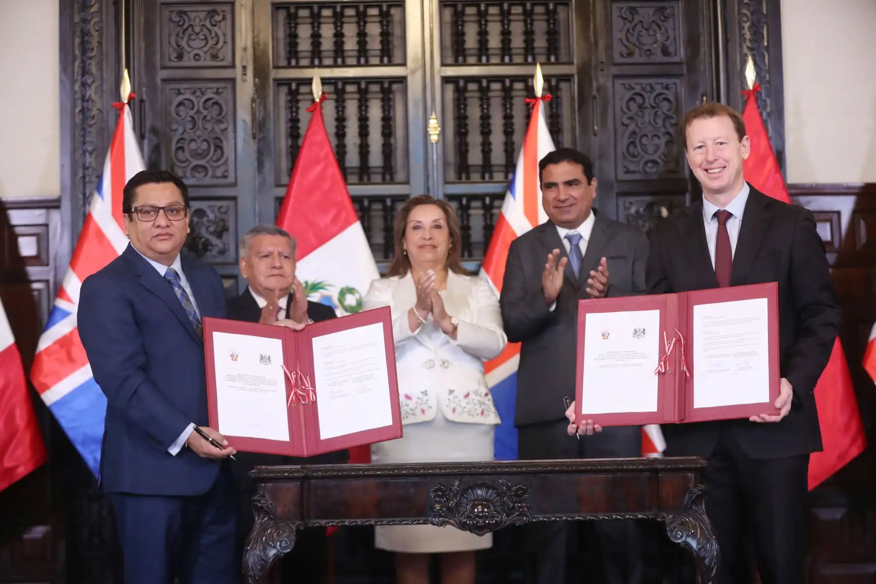 La presidenta de la república, Dina Boluarte, participa en la ceremonia de suscripción de contratos de Estado a Estado con el Reino Unido.
 Foto: ANDINA/Prensa Presidencia
