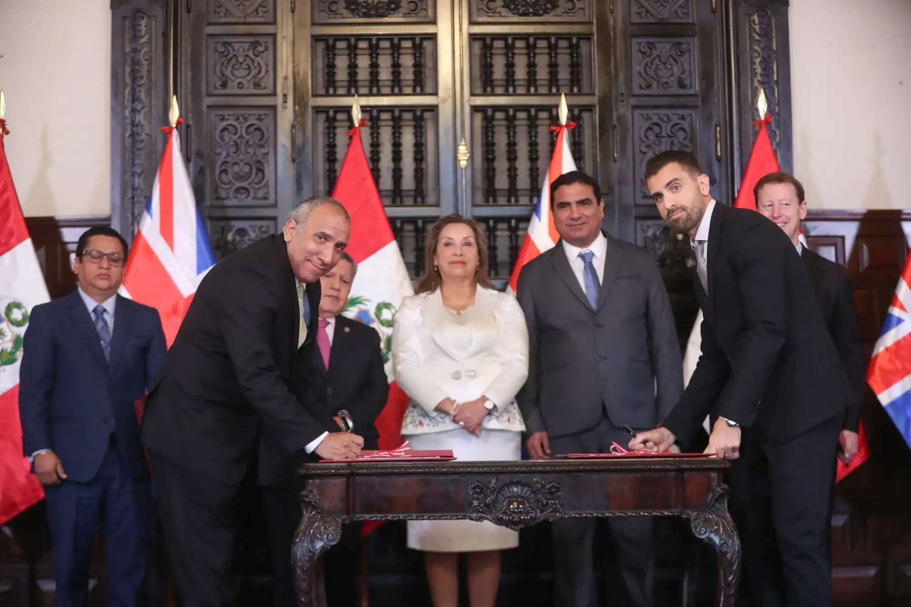 La presidenta de la república, Dina Boluarte, participa en la ceremonia de suscripción de contratos de Estado a Estado con el Reino Unido.
 Foto: ANDINA/Prensa Presidencia
