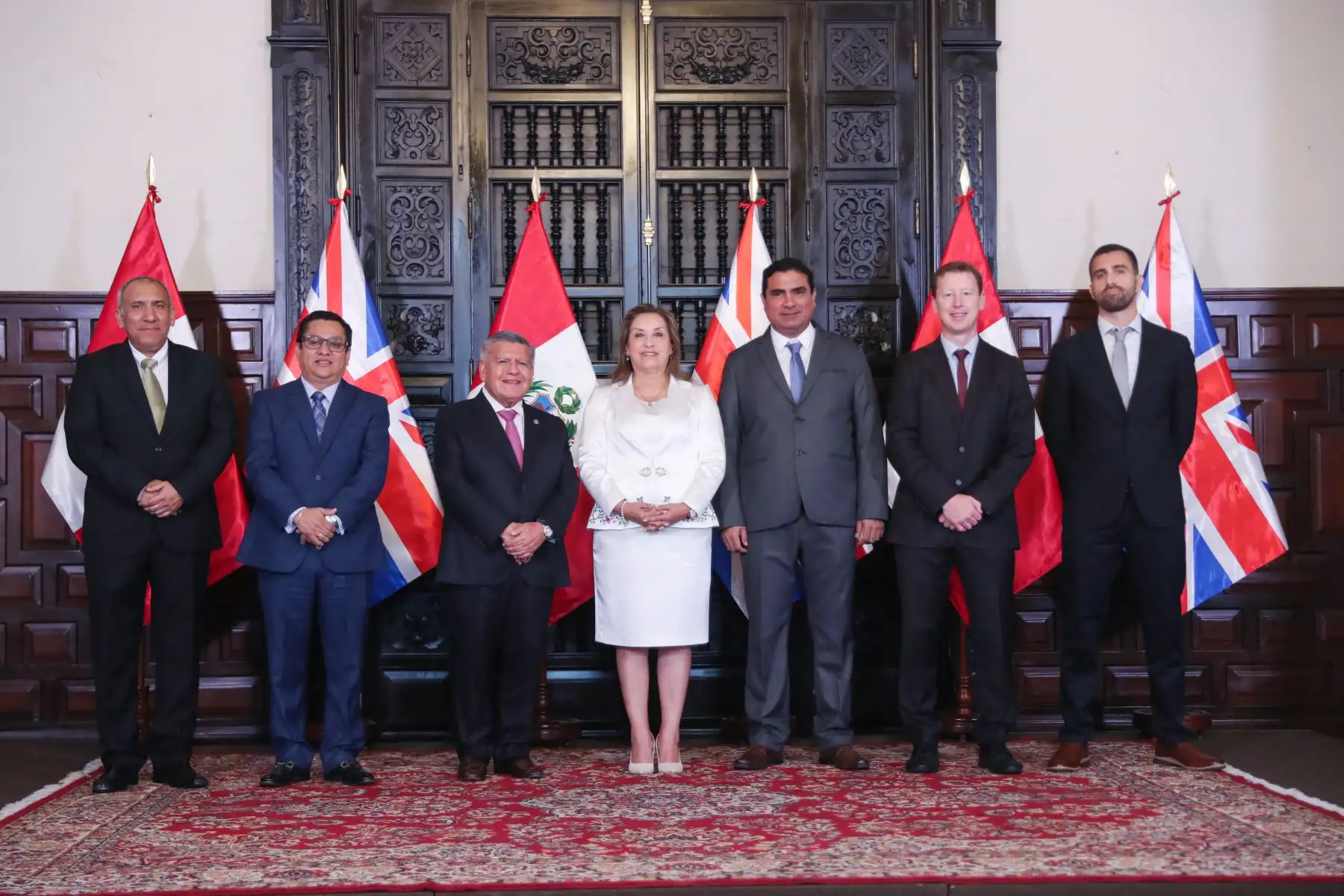 La presidenta de la república, Dina Boluarte, participa en la ceremonia de suscripción de contratos de Estado a Estado con el Reino Unido.
 Foto: ANDINA/Prensa Presidencia