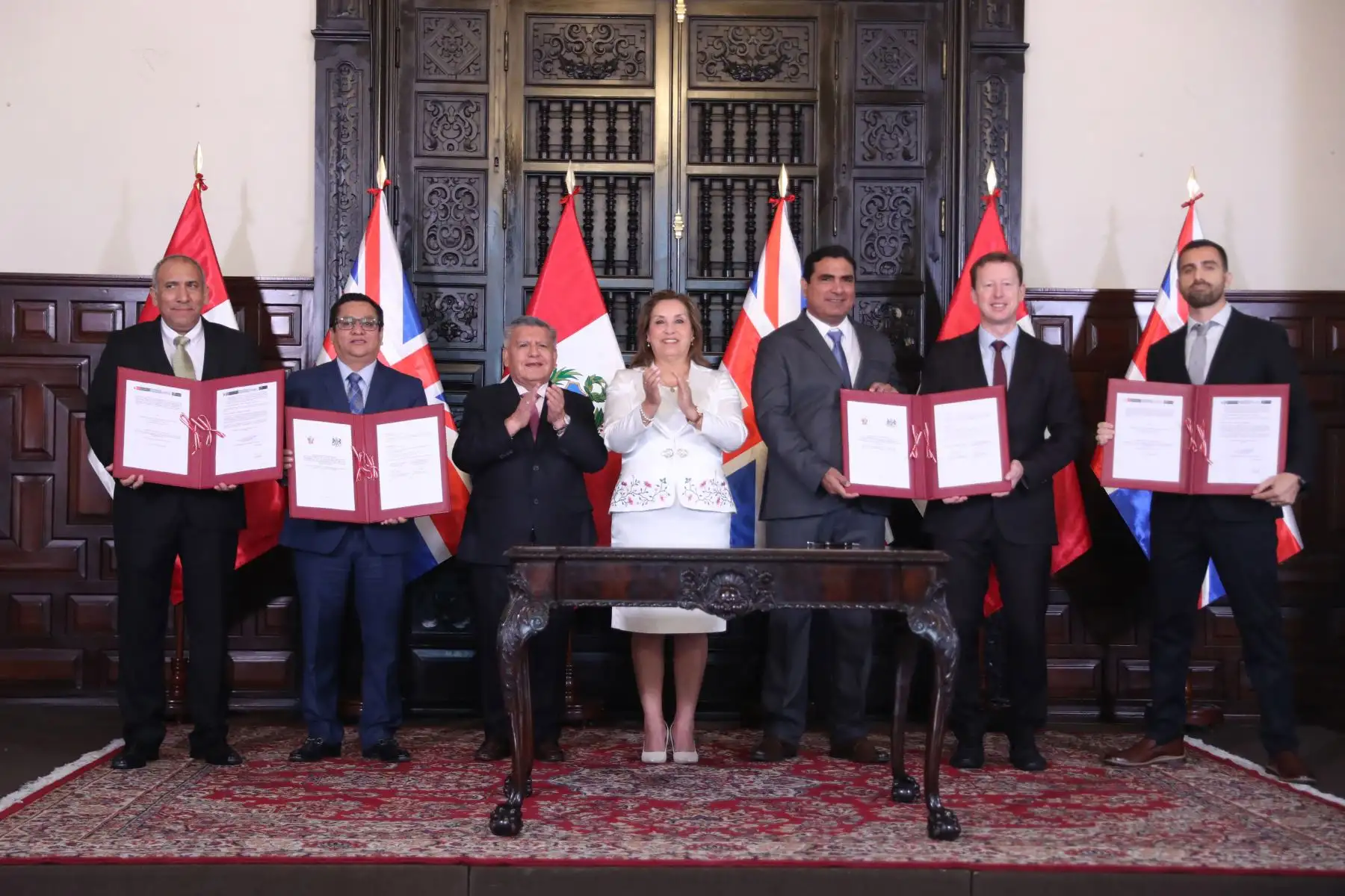 La presidenta de la república, Dina Boluarte, participa en la ceremonia de suscripción de contratos de Estado a Estado con el Reino Unido.
 Foto: ANDINA/Prensa Presidencia