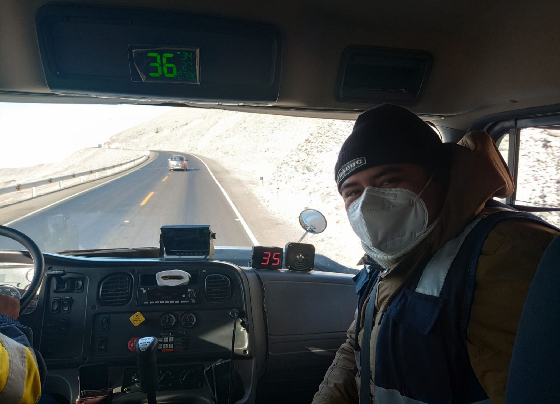 En caso que registre un exceso de la velocidad permitida en la autopista, lo advierte mediante reiterativos llamados de voz hasta que esta disminuya