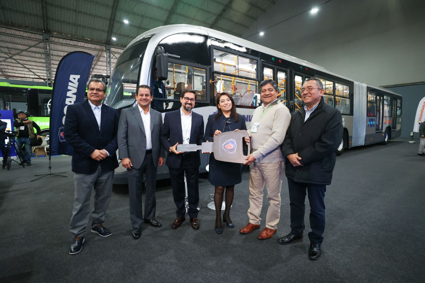 Presidenta de la ATU, Marybel Vidal, presentó el primer bus que formará parte de la renovación de flota del Metropolitano que se realizará a partir del 2025. Foto: ANDINA/Juan Carlos Guzmán Negrini