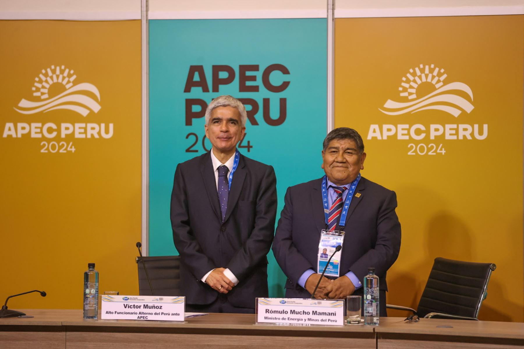 Víctor Muñoz,funcionario de Perú ante APEC, y ministro Rómulo Mucho. ANDINA/Juan Carlos Guzmán