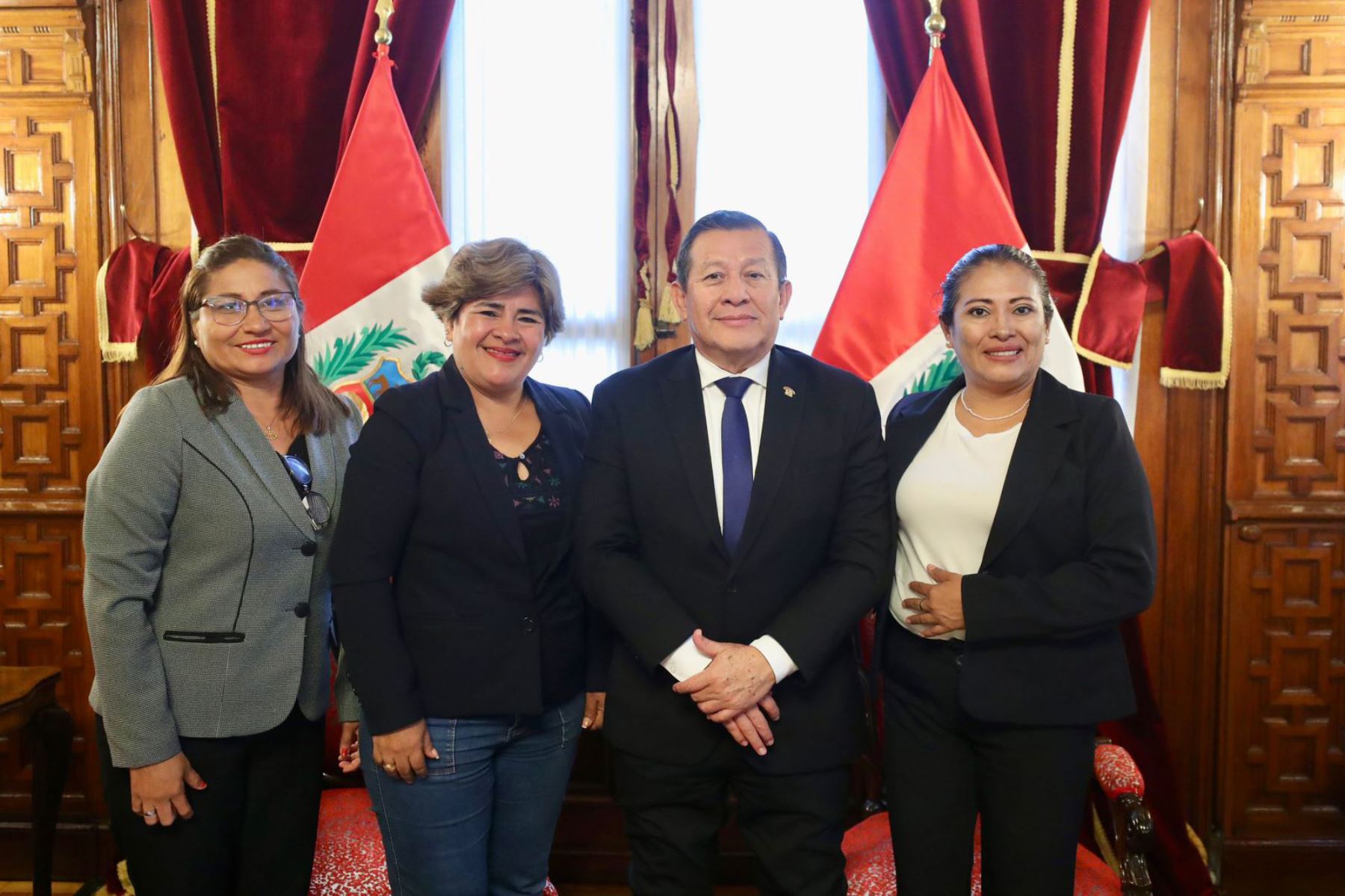 Eduardo Salhuana, presidente del Congreso, con dirigentes sindicales tumbecinas. ANDINA/Difusión