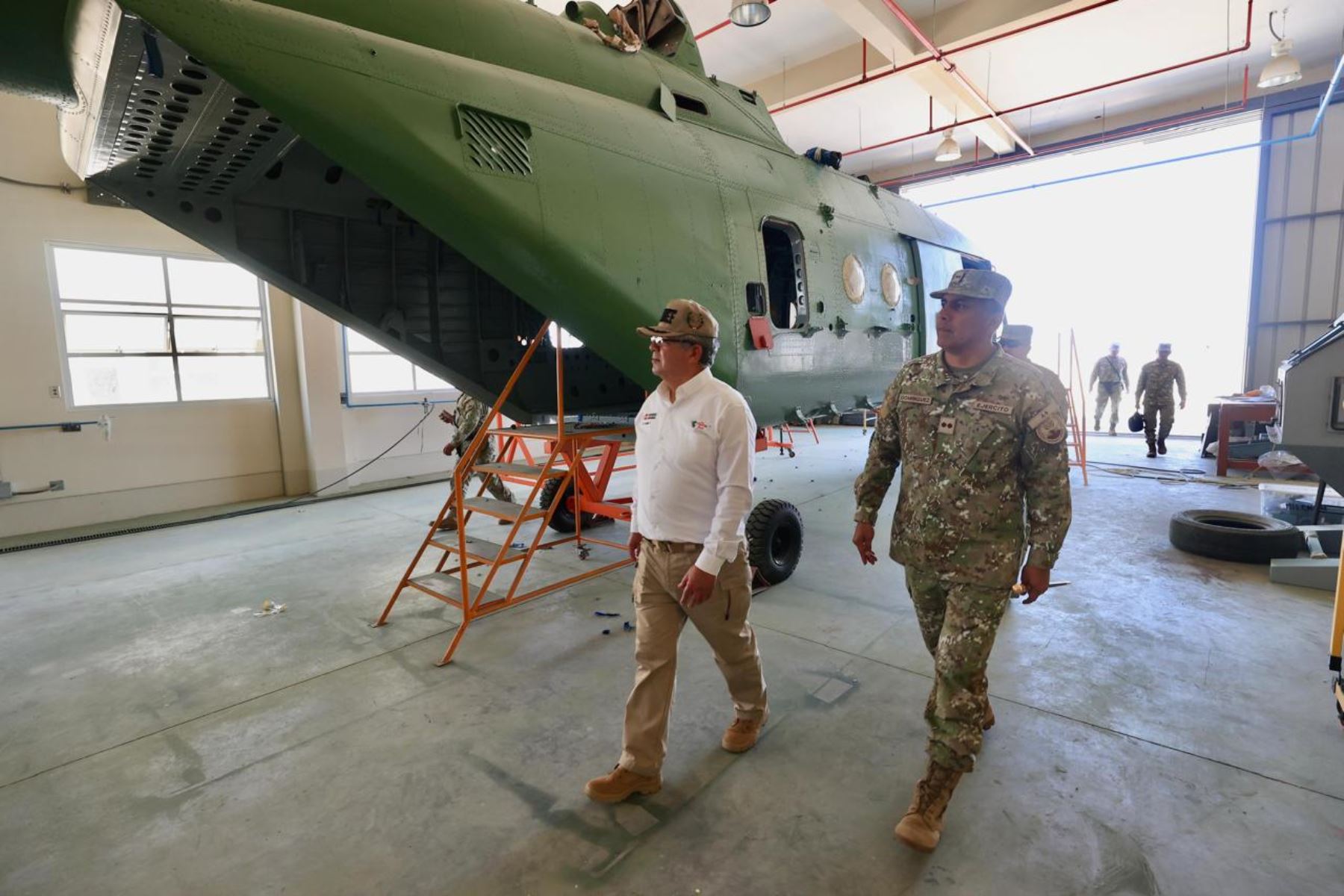 El ministro de Defensa, Walter Astudillo, visitó las instalaciones del Cemae. Foto: ANDINA/difusión.