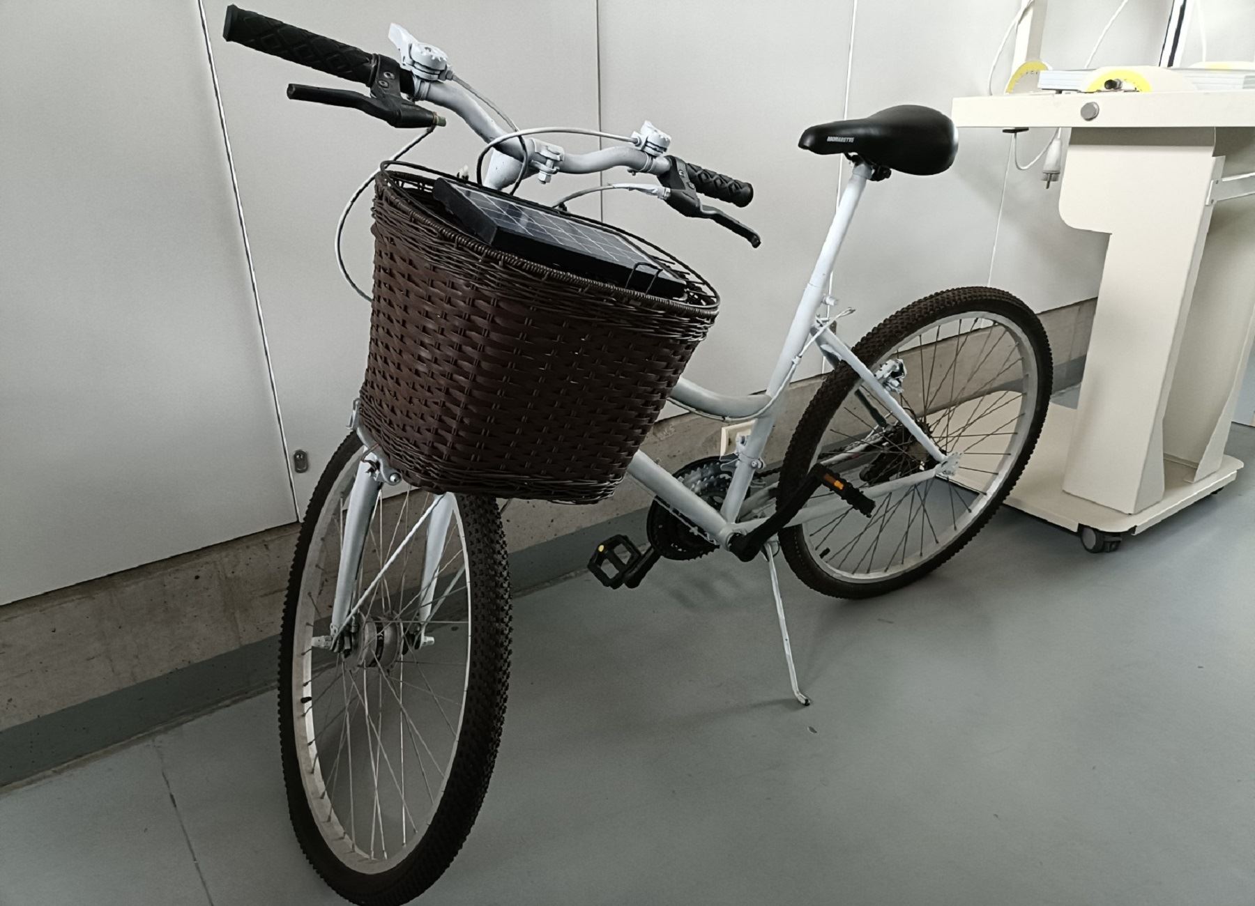 A la bicicleta le añadieron un panel solar para que el acumulador de energía siga generando electricidad mientras los niños se encuentran en clases.