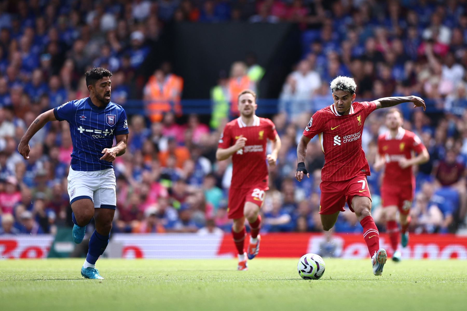 Centrocampista australiano de Ipswich Town Massimo Luongo El centrocampista colombiano de Liverpool Luis Díaz durante el partido de fútbol de la Liga Premier inglesa entre Ipswich Town y Liverpool en Portman Road en Ipswich. Foto: AFP