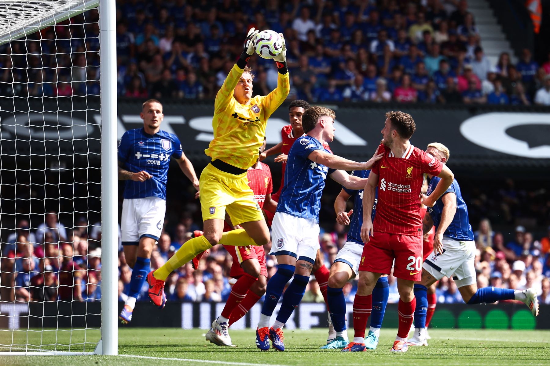 El portero inglés de Ipswich Town  Christian Walton  salta para detenerlo durante el partido de fútbol de la Liga Premier inglesa entre Ipswich Town y Liverpool en Portman Road en Ipswich. AFP