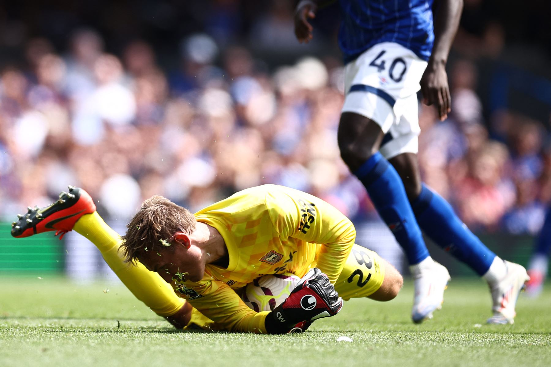 El portero inglés de Ipswich Town Christian Walton atrapa el balón durante el partido de fútbol de la Premier League inglesa entre Ipswich Town y Liverpool en Portman Road en Ipswich. Foto: AFP