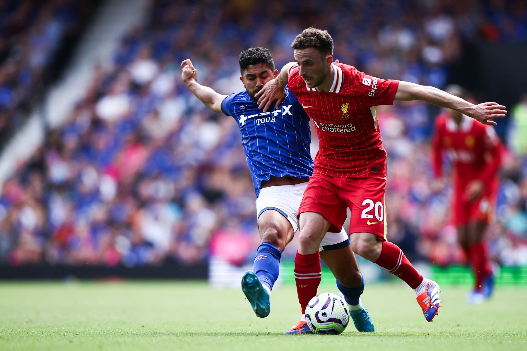 El delantero portugués del Liverpool  Diogo Jota lucha por el balón con el centrocampista australiano de Ipswich Town Massimo Luongo  durante el partido de fútbol de la Liga Premier inglesa entre Ipswich. AFP