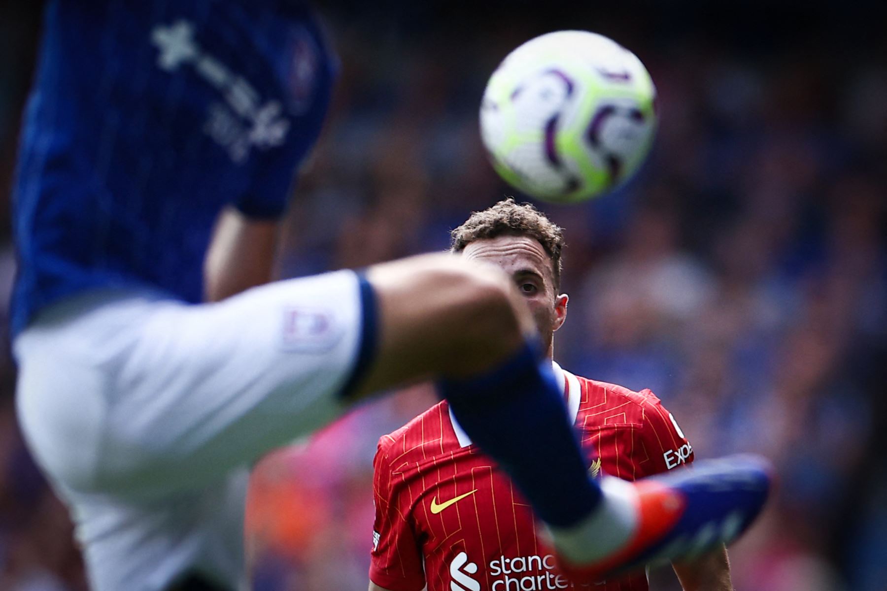 El delantero portugués del Liverpool  Diogo Jota mira el balón durante el partido de fútbol de la Liga Premier inglesa entre Ipswich Town y Liverpool en Portman Road en Ipswich. AFP