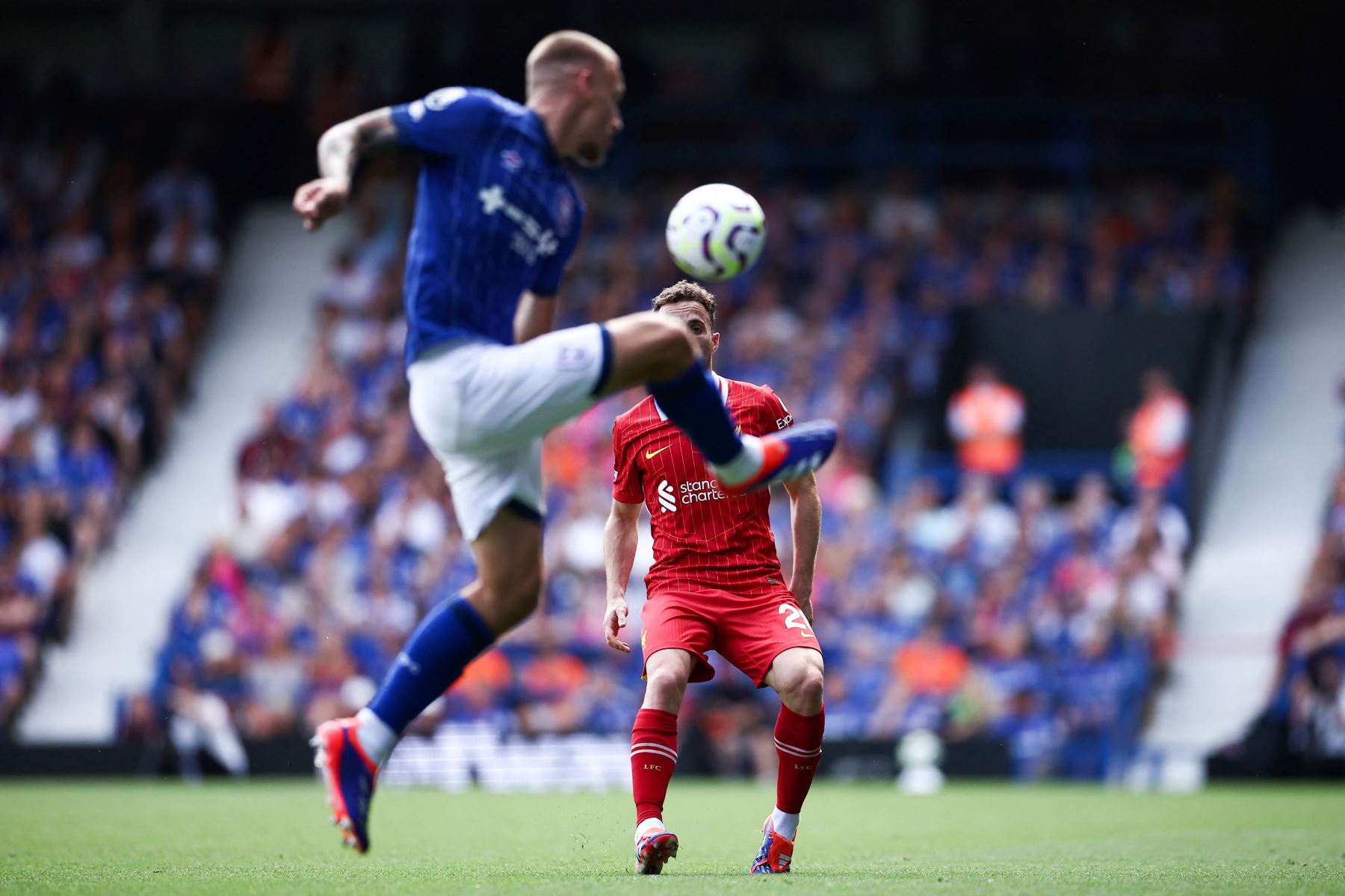 El delantero portugués del Liverpool  Diogo Jota mira el balón durante el partido de fútbol de la Liga Premier inglesa entre Ipswich Town y Liverpool en Portman Road en Ipswich. AFP