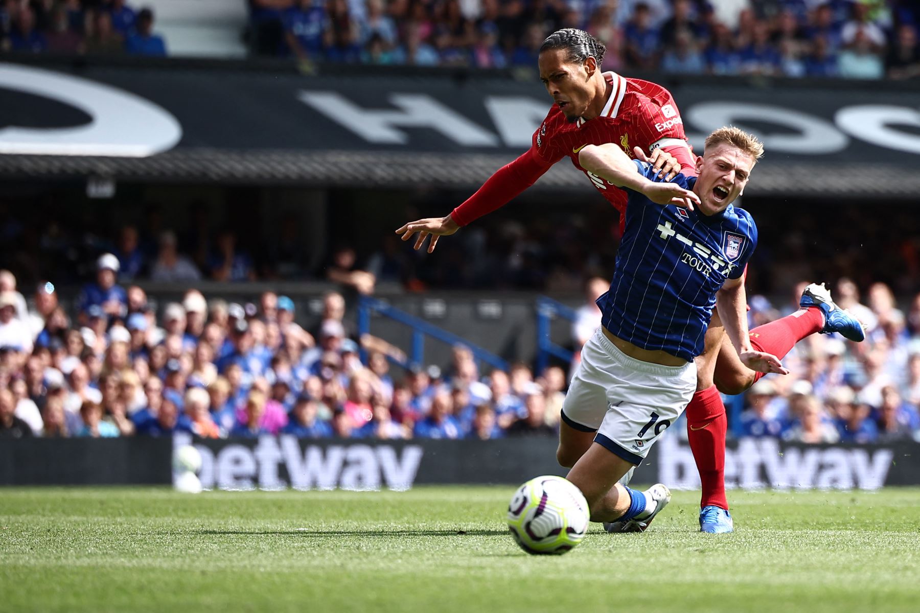 El defensor holandés de Liverpool  Virgil van Dijk lucha por el balón con el centrocampista inglés de Ipswich Town  Liam Delap durante el partido de fútbol de la Liga Premier inglesa entre Ipswich Town y Liverpool en Portman Road en Ipswich. AFP