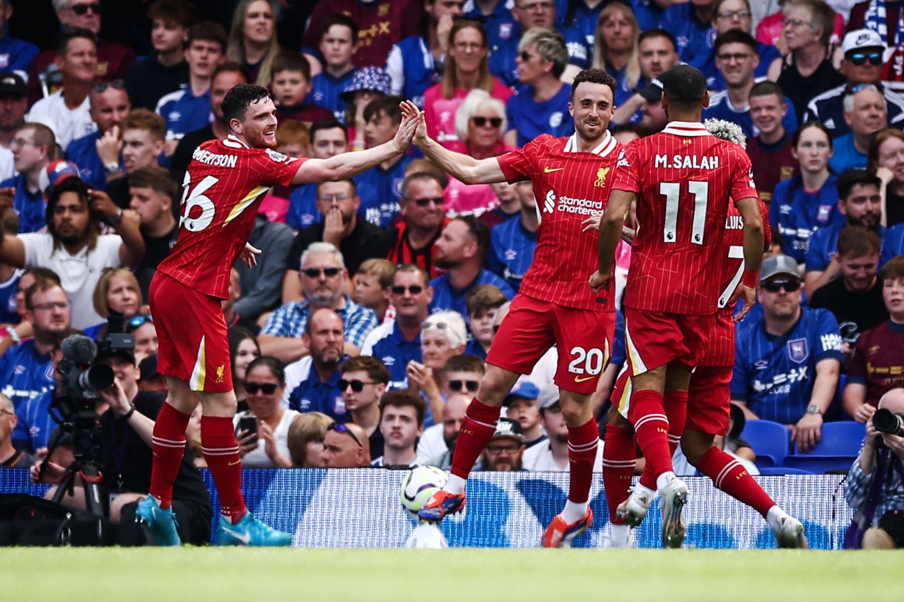 El delantero portugués del Liverpool Diogo Jota celebra después de marcar el primer gol de su equipo durante el partido de fútbol de la Liga Premier inglesa entre Ipswich Town y Liverpool en Portman Road en Ipswich. AFP