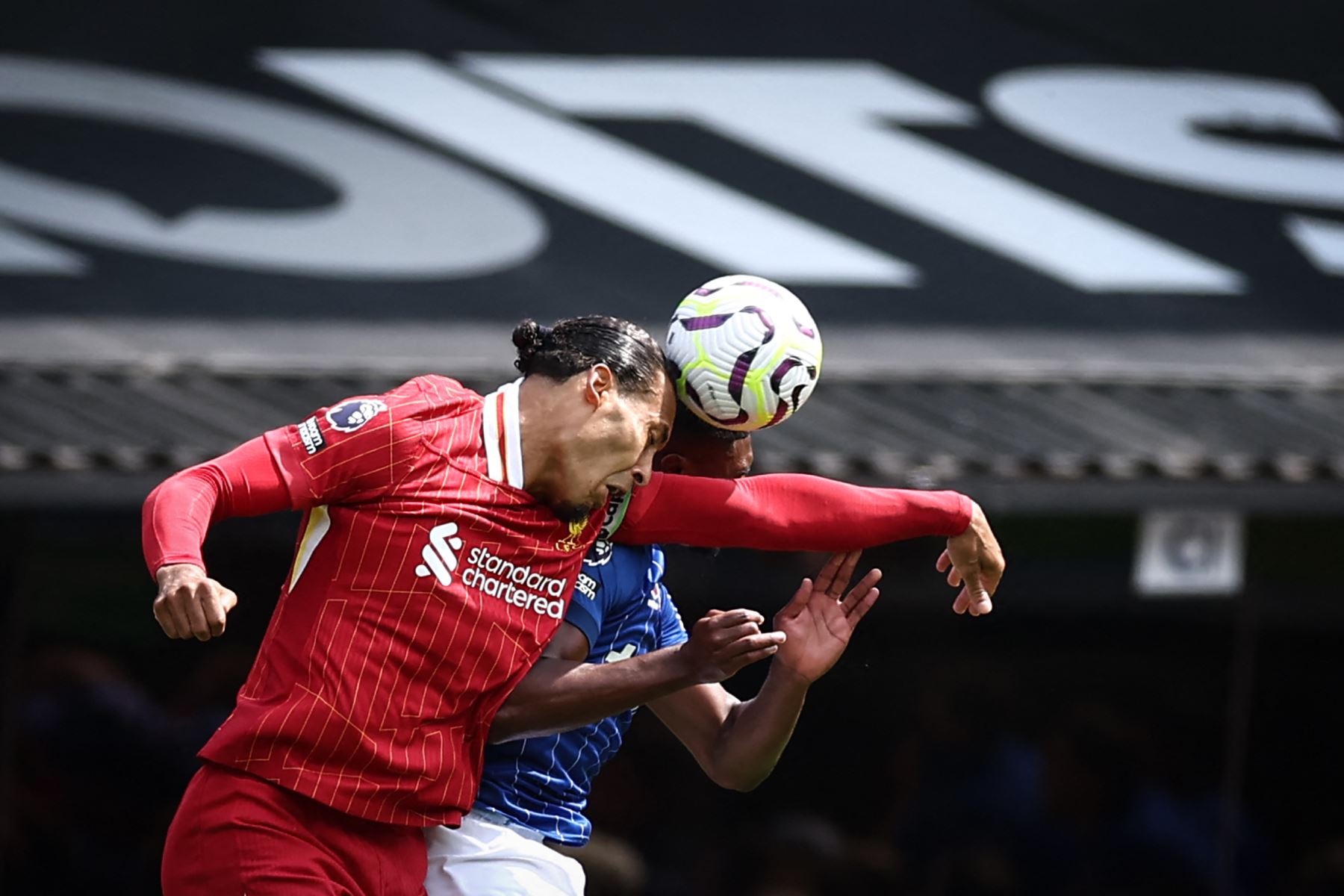 El defensor holandés de Liverpool  Virgil van Dijk encabeza el balón mientras lucha por él durante el partido de fútbol de la Liga Premier inglesa entre Ipswich Town y Liverpool en Portman Road en Ipswich. AFP