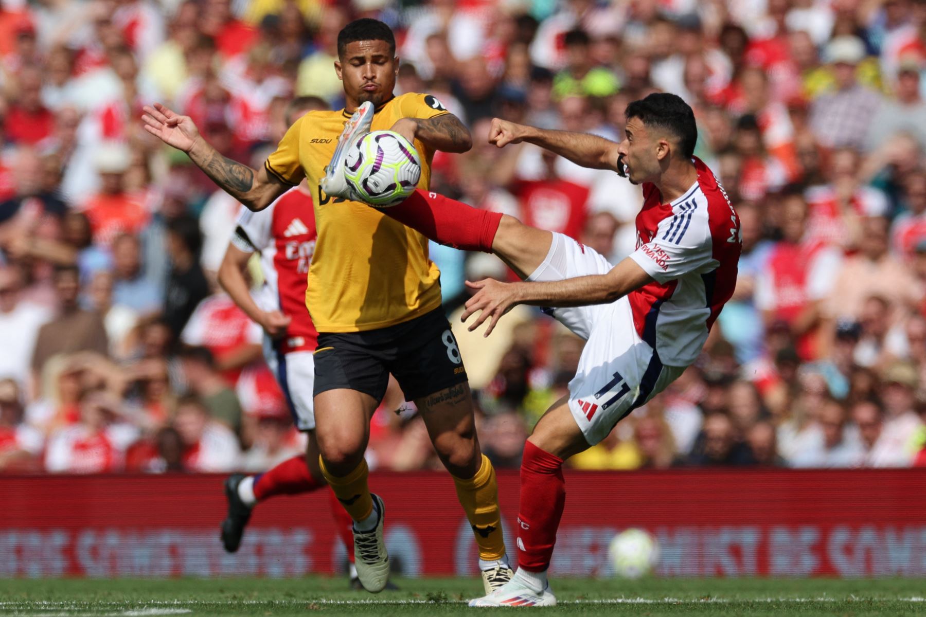 El centrocampista brasileño de Wolverhampton Wanderers  Joao Gomes compite con el centrocampista brasileño del Arsenal #11 Gabriel Martinelli  durante el partido de fútbol de la Premier League inglesa entre Arsenal y Wolverhampton. Foto: AFP