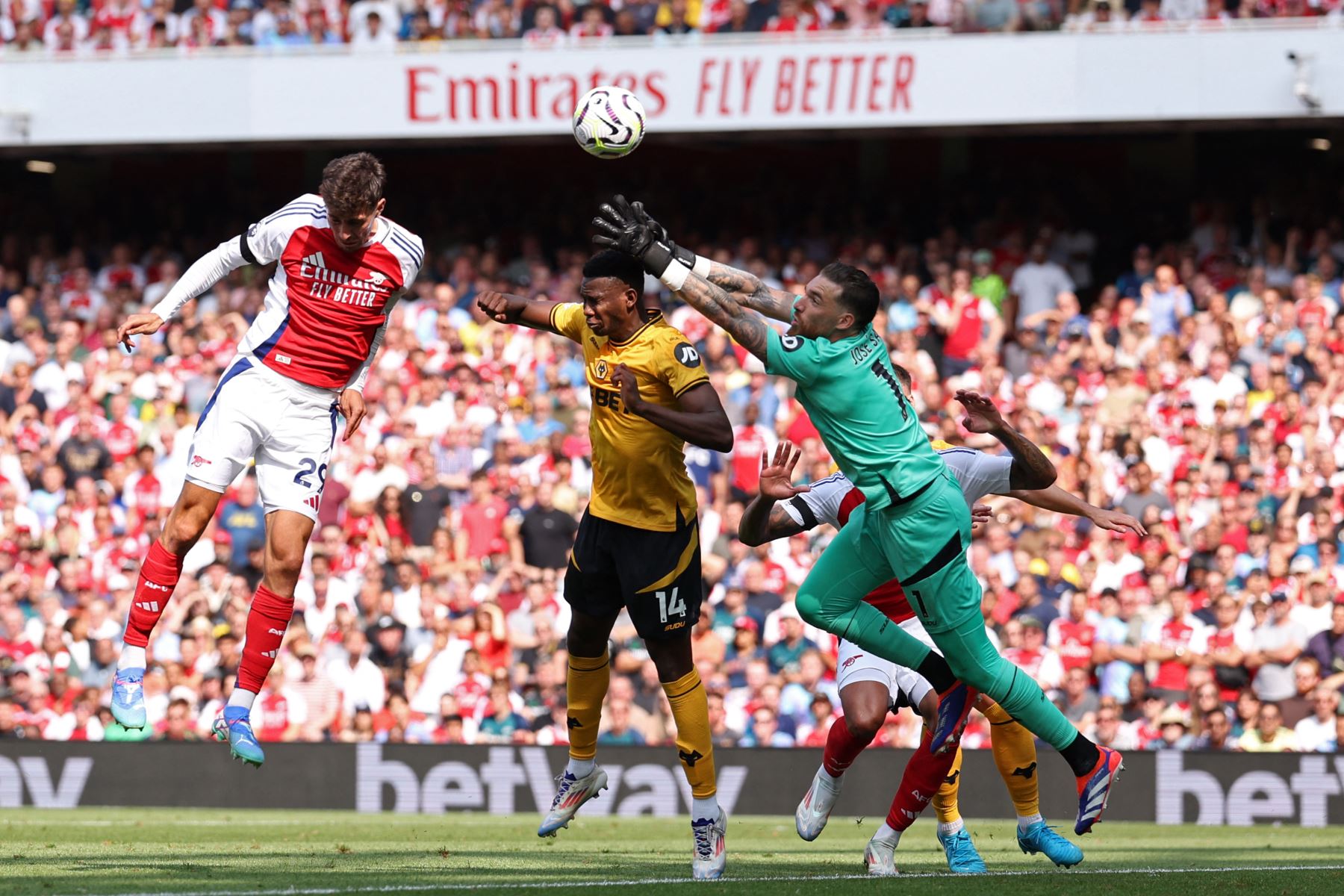 El centrocampista alemán del Arsenal Kai Havertz encabeza el gol inicial del partido de fútbol de la Premier League inglesa entre Arsenal y Wolverhampton. AFP