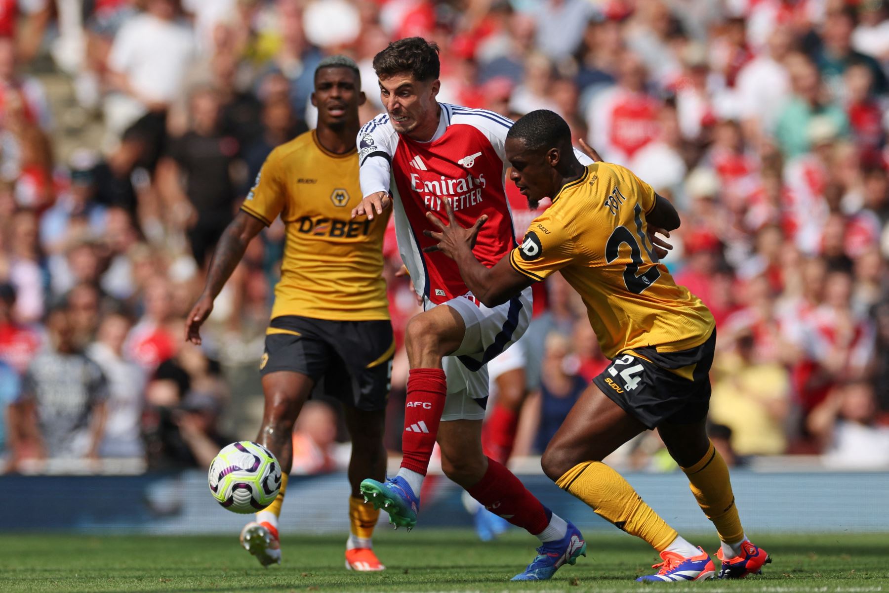 El centrocampista alemán del Arsenal  Kai Havertz  está ensuciado por el defensor portugués de Wolverhampton Wanderers  Tote Gomes durante el partido de fútbol de la Premier League inglesa entre Arsenal y Wolverhampton. AFP