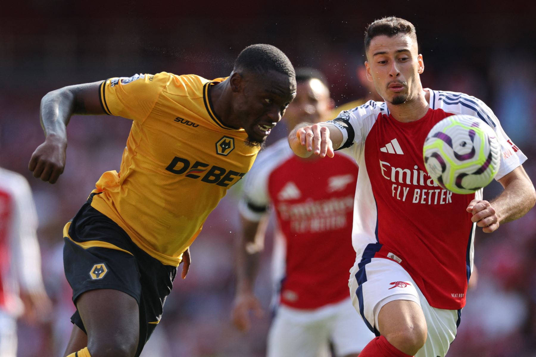 El defensor portugués de Wolverhampton Wanderers  Tote Gomes (L) compite con el centrocampista brasileño del Arsenal #11 Gabriel Martinelli (R) durante el partido de fútbol de la Premier League inglesa entre Arsenal y Wolverhampton. AFP