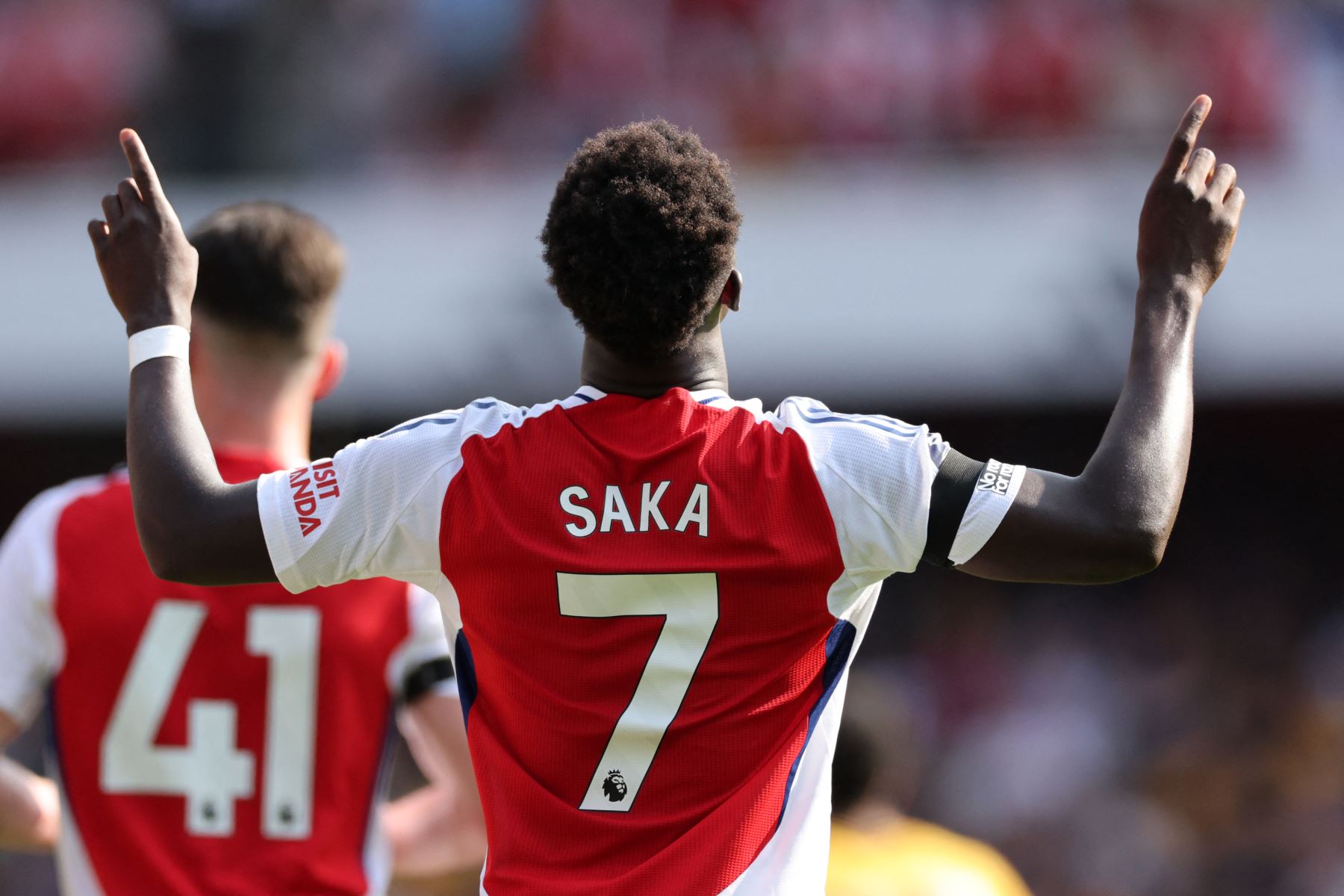 El centrocampista inglés del Arsenal  Bukayo Saka celebra tras marcar su segundo gol durante el partido de fútbol de la Premier League inglesa entre Arsenal y Wolverhampton. AFP