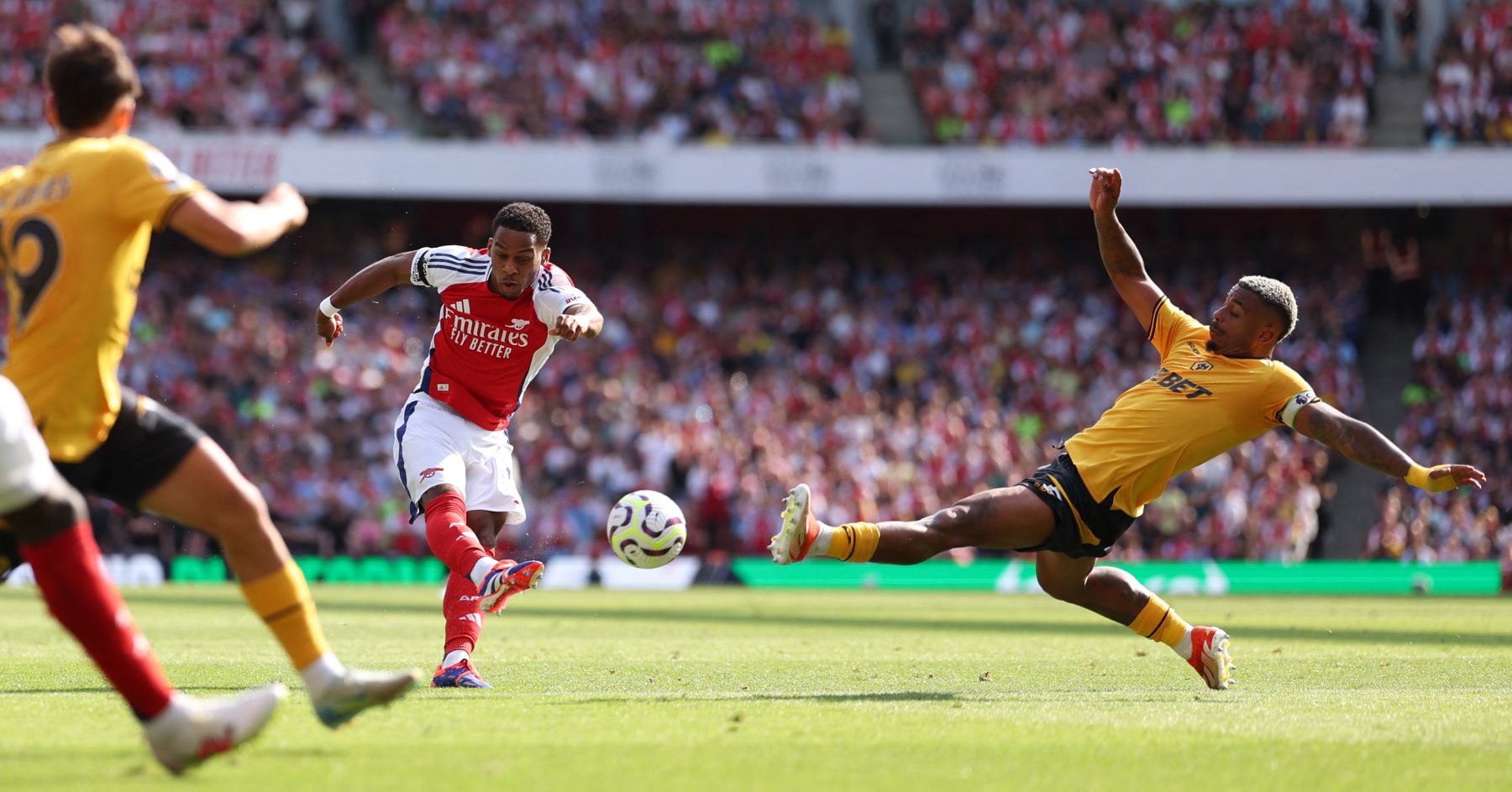 El defensor holandés del Arsenal  Jurrien Timber tiene un disparo fallido durante el partido de fútbol de la Premier League inglesa entre Arsenal y Wolverhampton. AFP