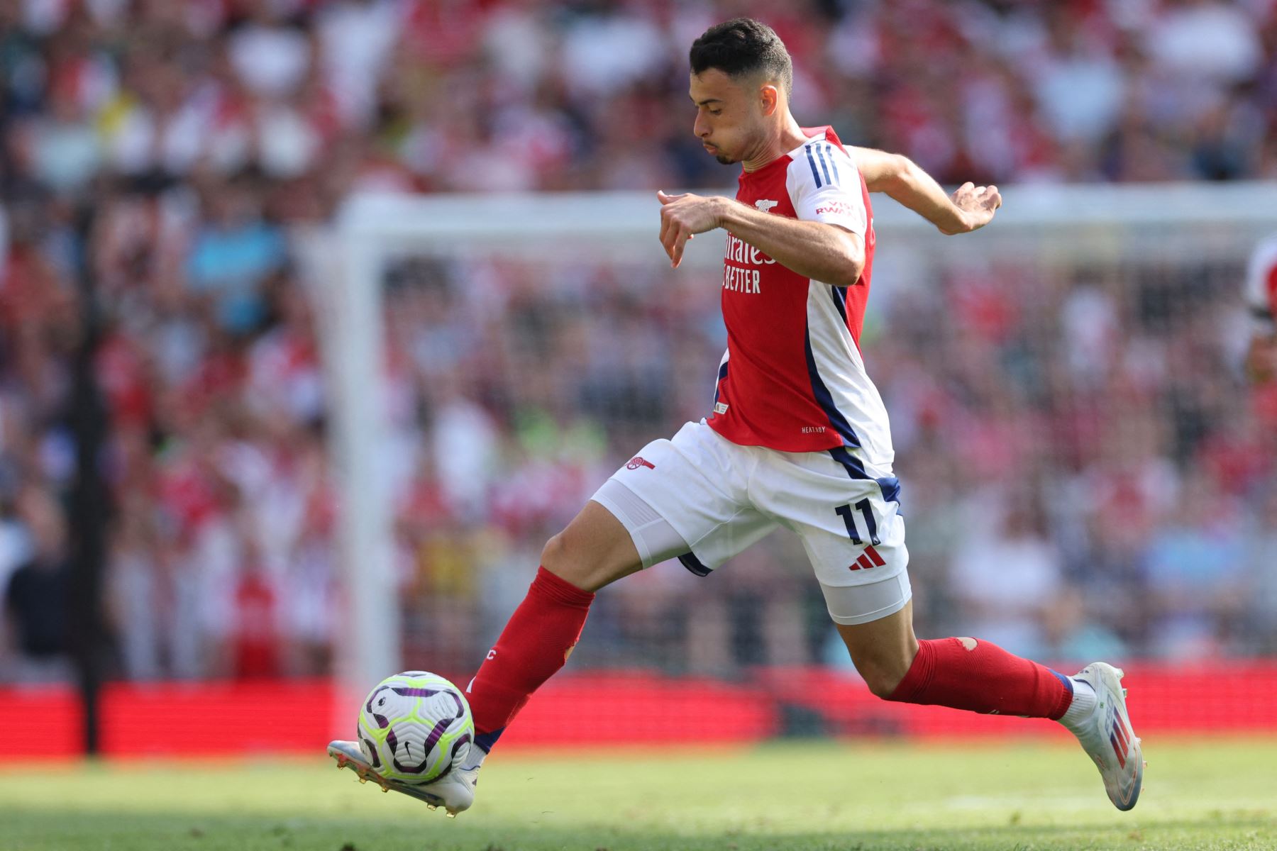 El centrocampista brasileño del Arsenal Gabriel Martinelli corre con el balón durante el partido de fútbol de la Premier League inglesa entre Arsenal y Wolverhampton. AFP