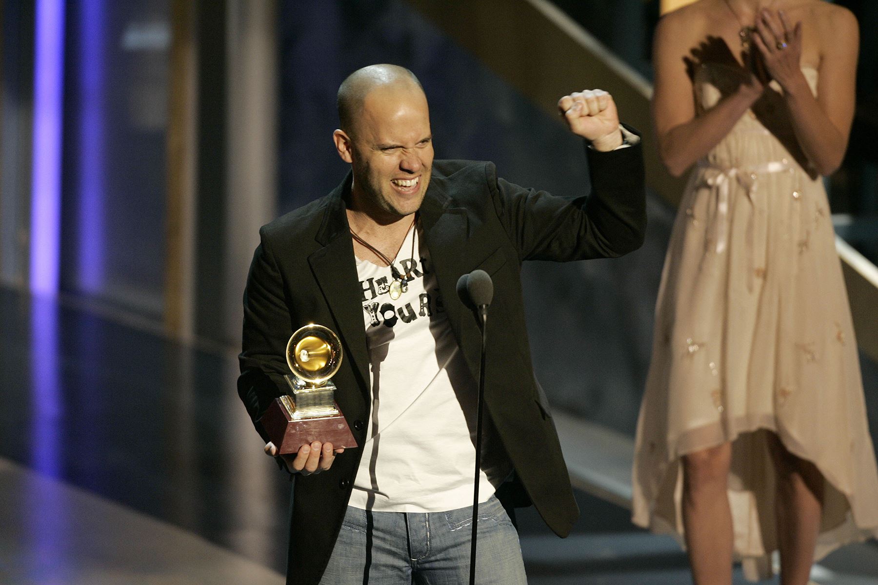 Los Ángeles, EEUU - 3 noviembre 2005 / El artista peruano Gian Marco celebra al recibir su premio en la categoría Mejor Álbum de Cantautor durante la transmisión previa a la sexta entrega anual de los Premios Grammy Latinos. Foto: AFP