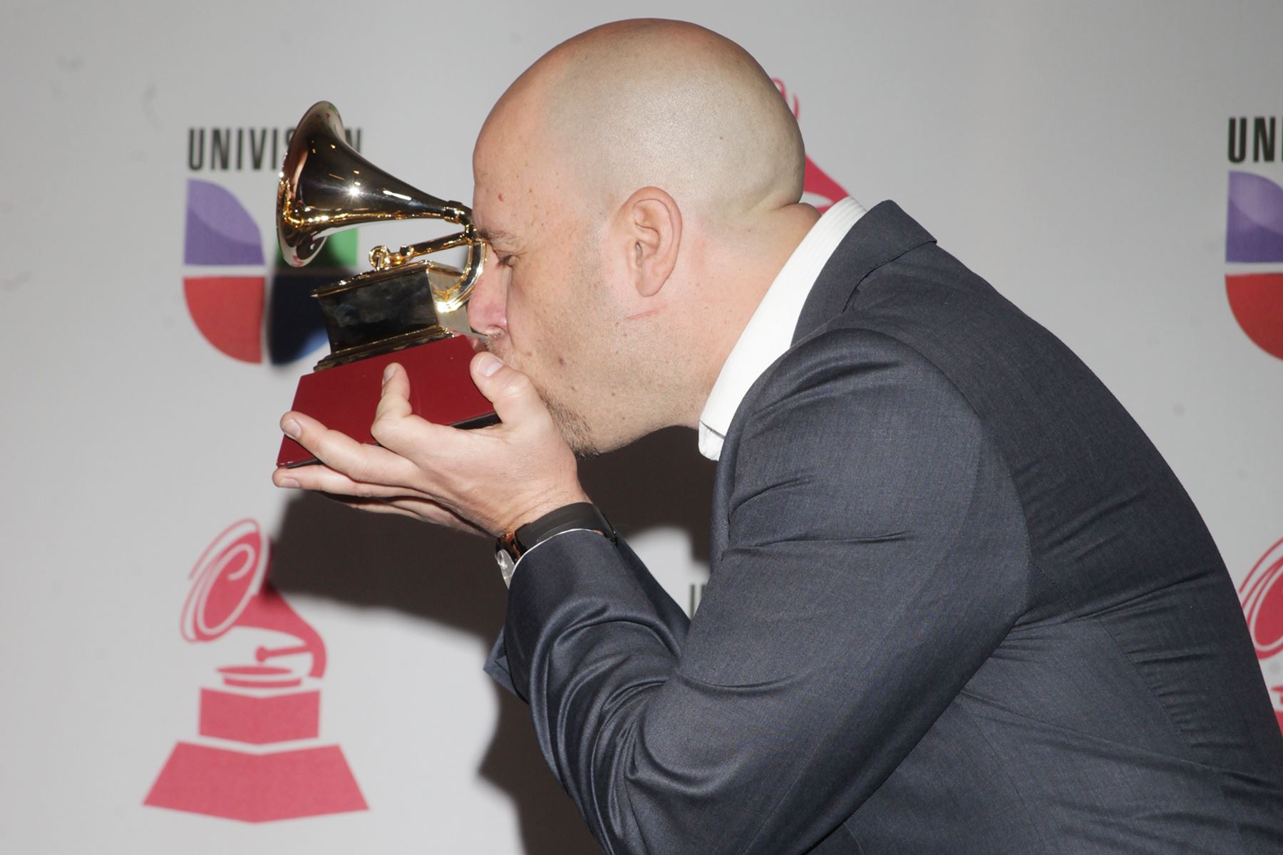 La Vegas, EEUU - 15 noviembre 2012 / El cantante Gian Marco besa su trofeo al Mejor Álbum de Cantautor en la 13a. edición anual de los Premios Grammy Latinos. Foto: AFP