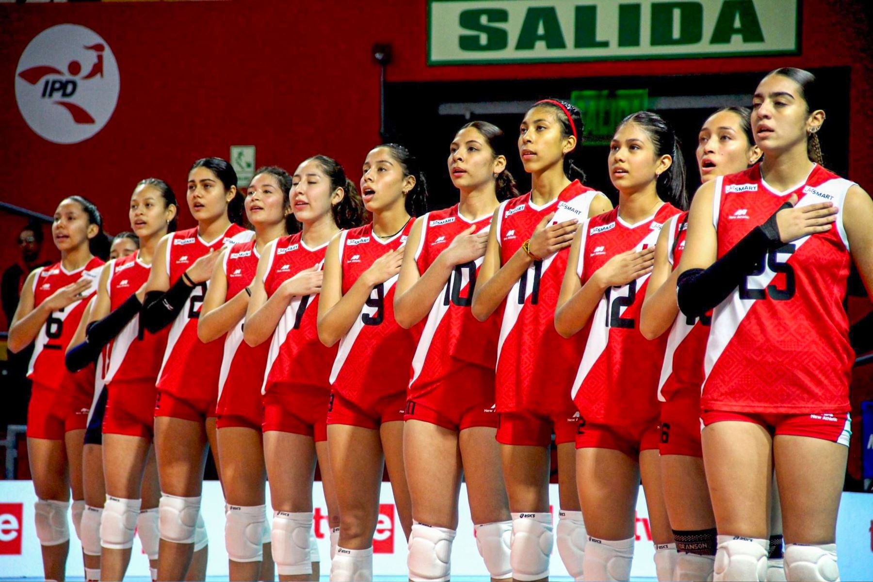 Selección peruana de vóley U17 disputando el cuadrangular en el Coliseo Eduardo Dibós.