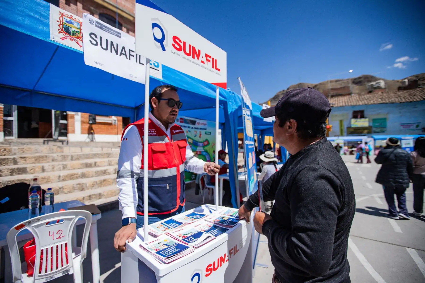 Cumpliendo con el compromiso del Gobierno de acercar los servicios del Estado a la población más vulnerable del país, se desarrolló una Campaña Cívica Multisectorial, por encargo de la Presidencia de la República, en la Plaza de Armas del distrito de Lircay, en la provincia de Angaraes, región Huancavelica.
Foto: ANDINA/Prensa Presidencia