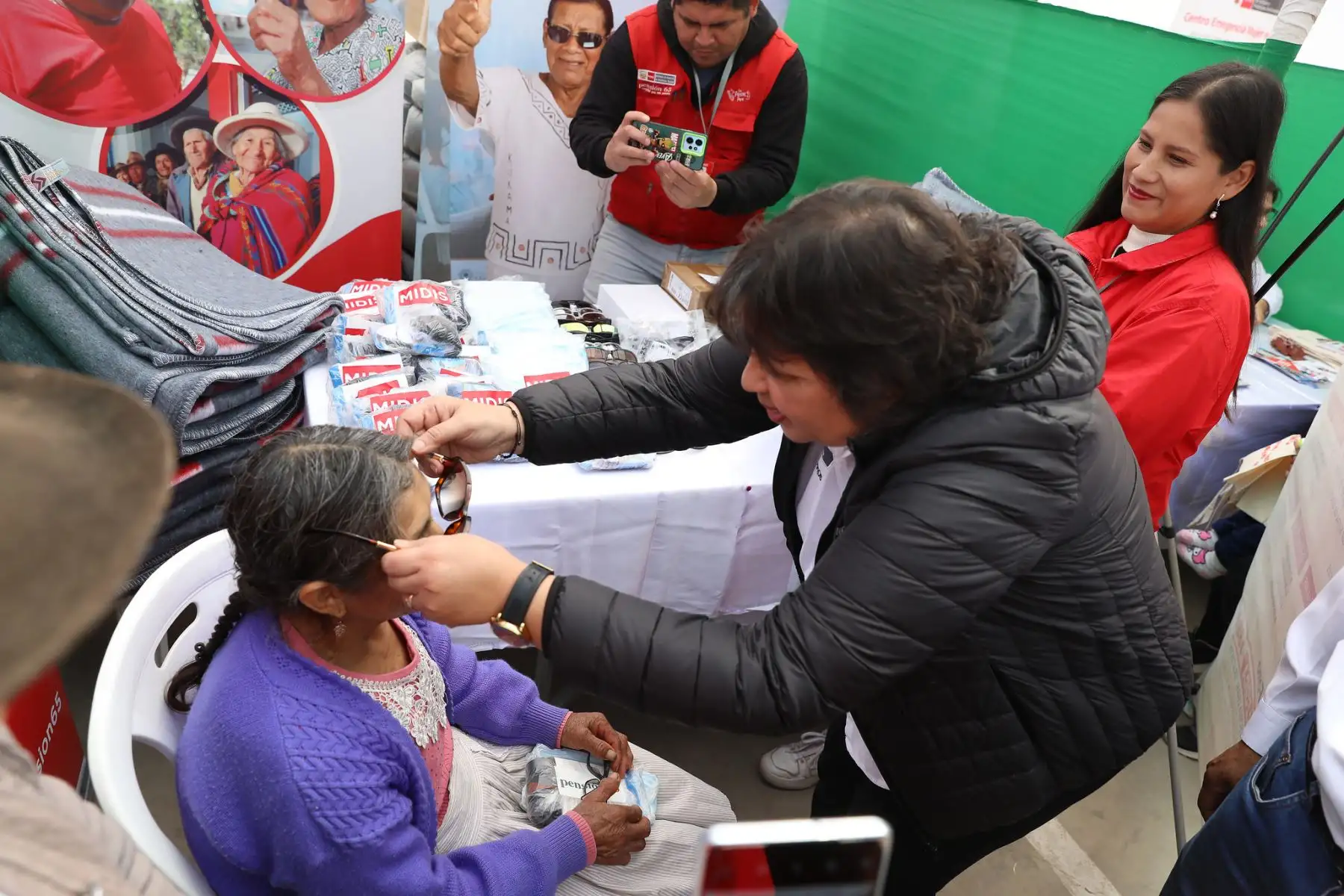 Ministerio de Desarrollo e Inclusión Social promueve la intervención multisectorial  " Frio cero " en el A.H Violeta Correa de Belaunde de Lurigancho - Chosica.
Foto: MIDIS