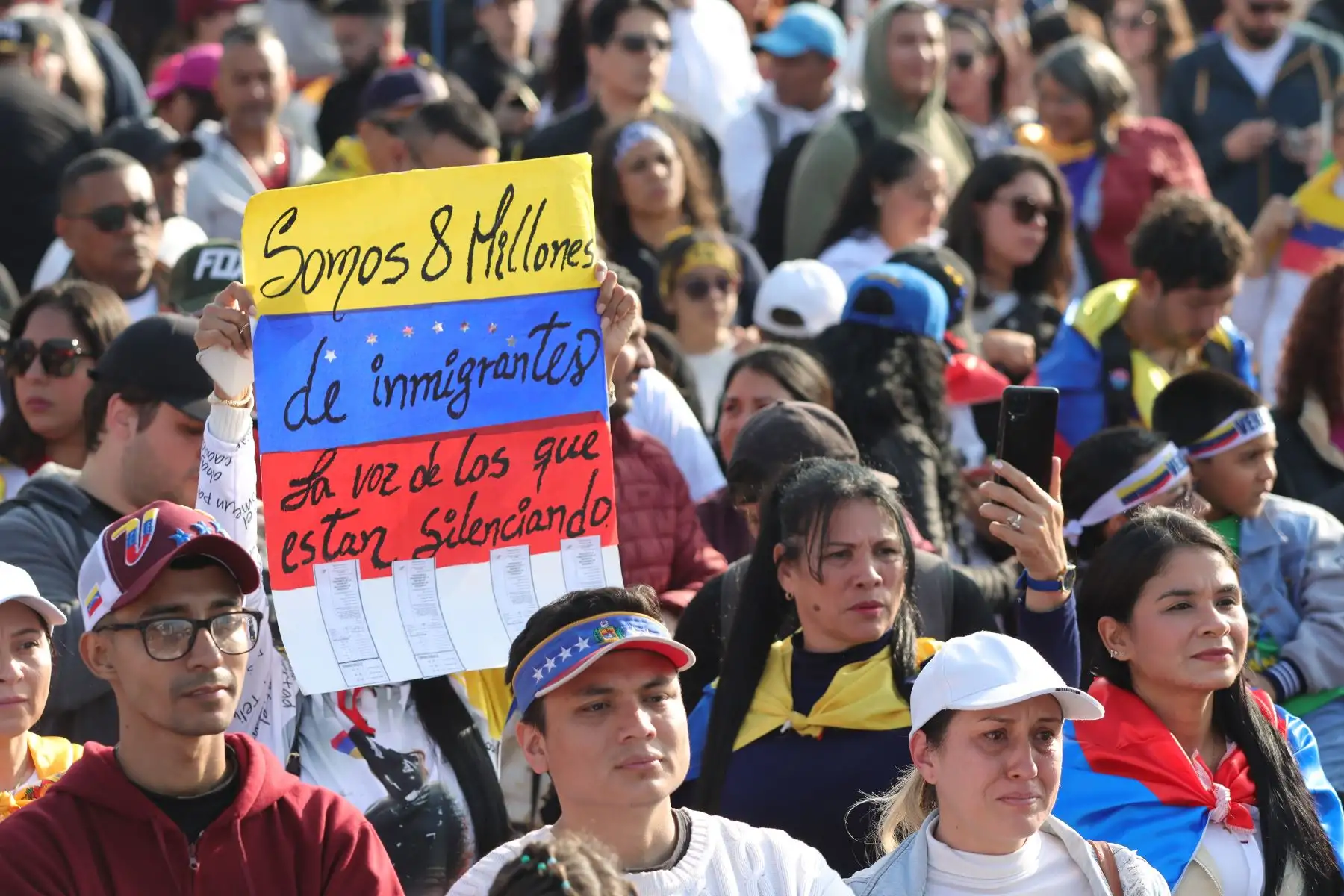 Ciudadanos venezolanos se reúnen en La Gran Protesta Mundial "Por La Verdad" en la Plaza Manco Cápac.
Foto: ANDINA / Lino Chipana.