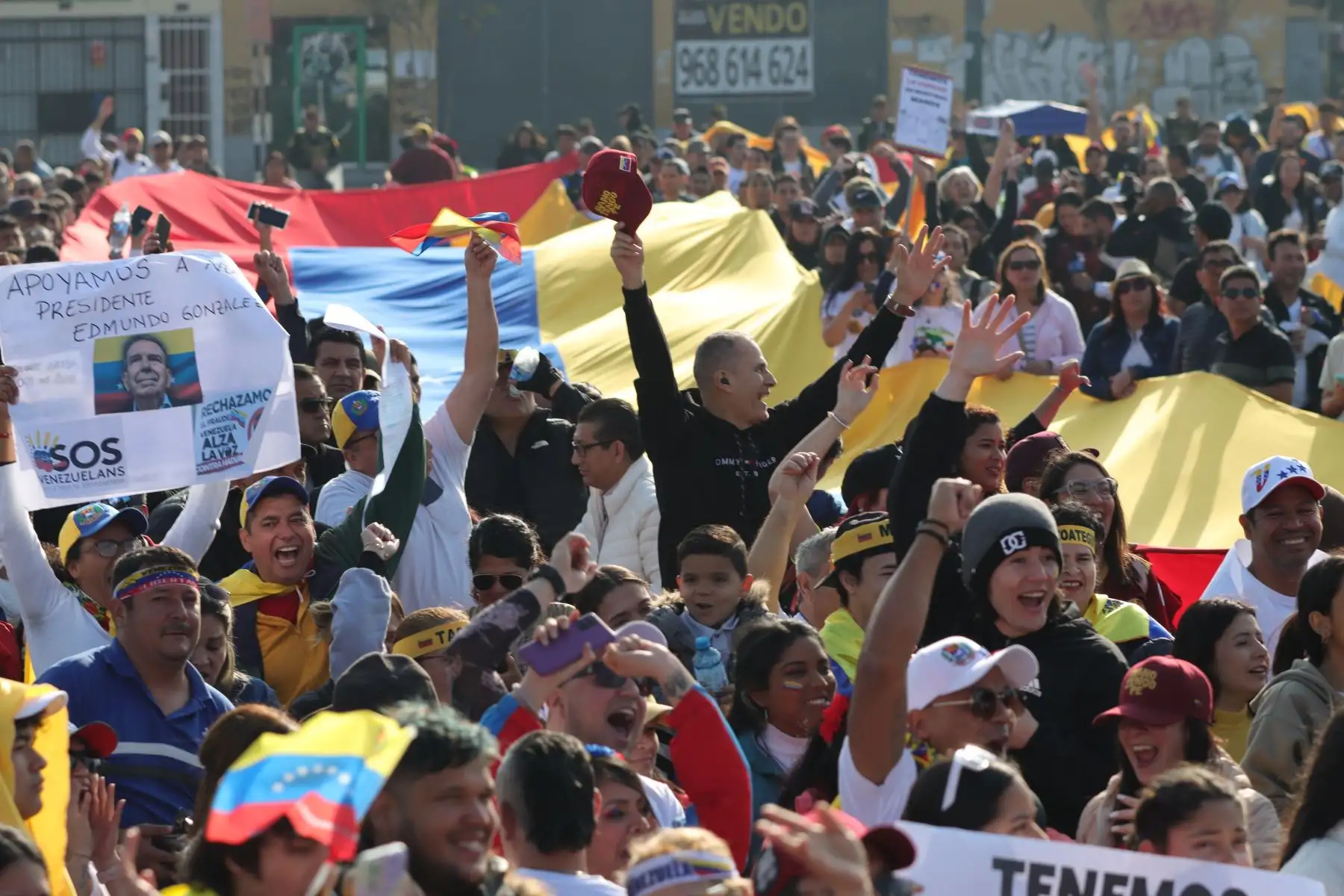 Ciudadanos venezolanos se reúnen en La Gran Protesta Mundial "Por La Verdad" en la Plaza Manco Cápac.
Foto: ANDINA / Lino Chipana.