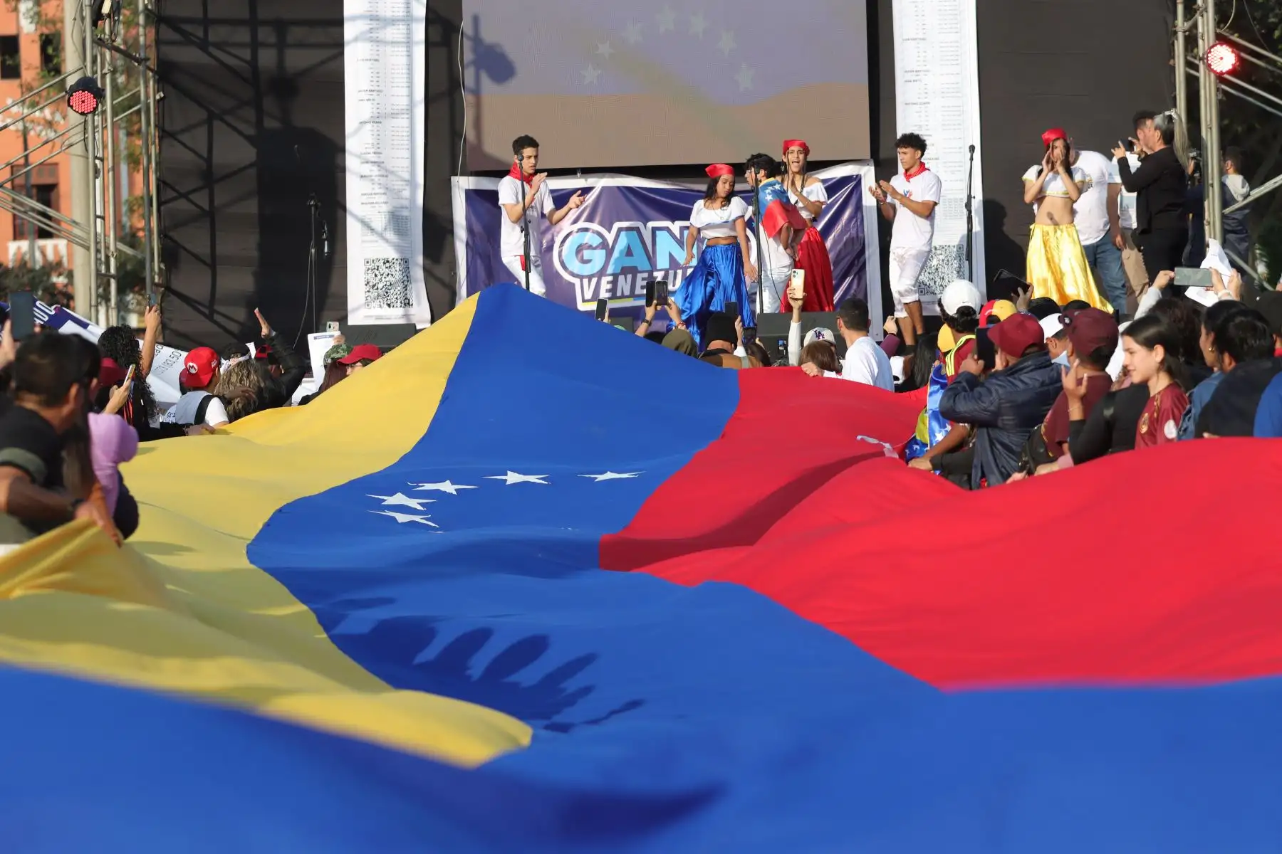 Ciudadanos venezolanos se reúnen en La Gran Protesta Mundial "Por La Verdad" en la Plaza Manco Cápac.
Foto: ANDINA / Lino Chipana.