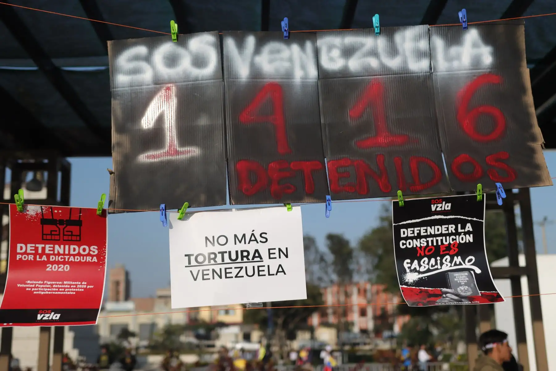 Ciudadanos venezolanos se reúnen en La Gran Protesta Mundial "Por La Verdad" en la Plaza Manco Cápac.
Foto: ANDINA / Lino Chipana.