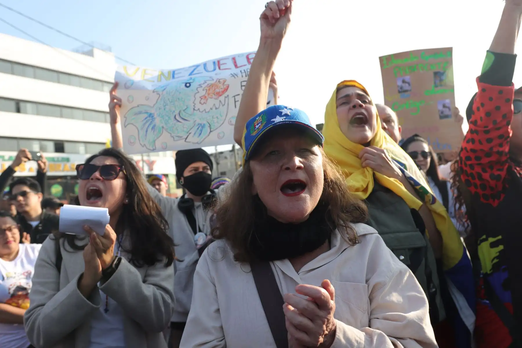 Ciudadanos venezolanos se reúnen en La Gran Protesta Mundial "Por La Verdad" en la Plaza Manco Cápac.
Foto: ANDINA / Lino Chipana.
