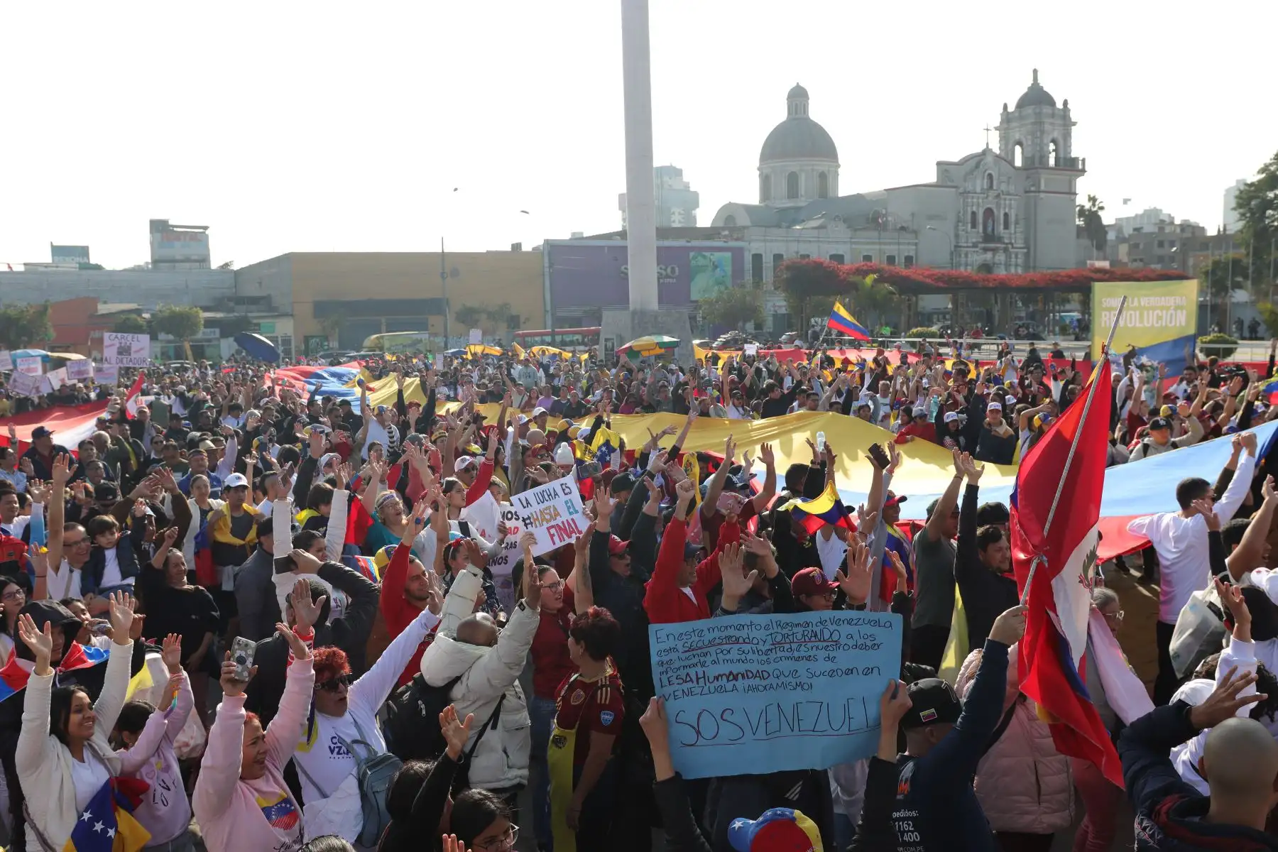 Ciudadanos venezolanos se reúnen en La Gran Protesta Mundial "Por La Verdad" en la Plaza Manco Cápac.
Foto: ANDINA / Lino Chipana.