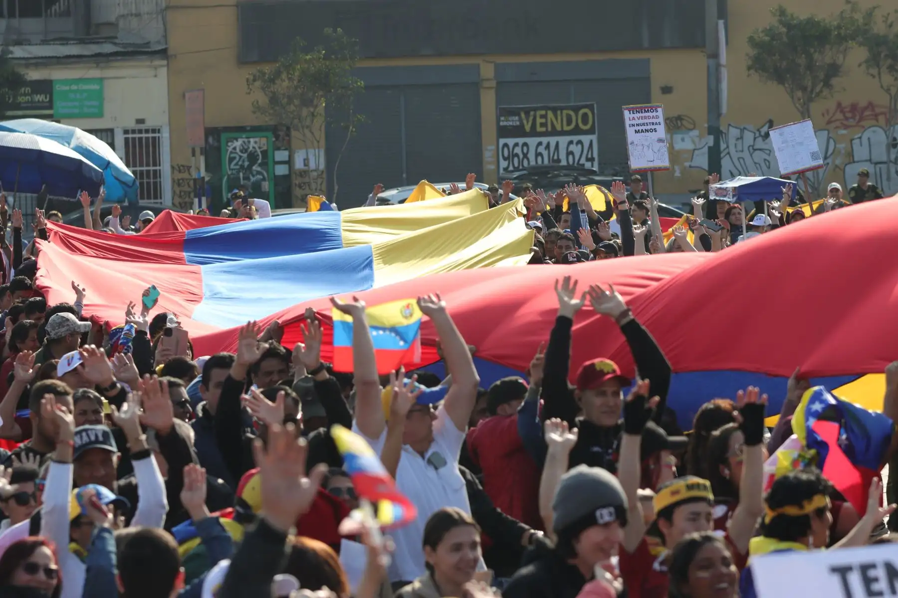 Ciudadanos venezolanos se reúnen en La Gran Protesta Mundial "Por La Verdad" en la Plaza Manco Cápac.
Foto: ANDINA / Lino Chipana.