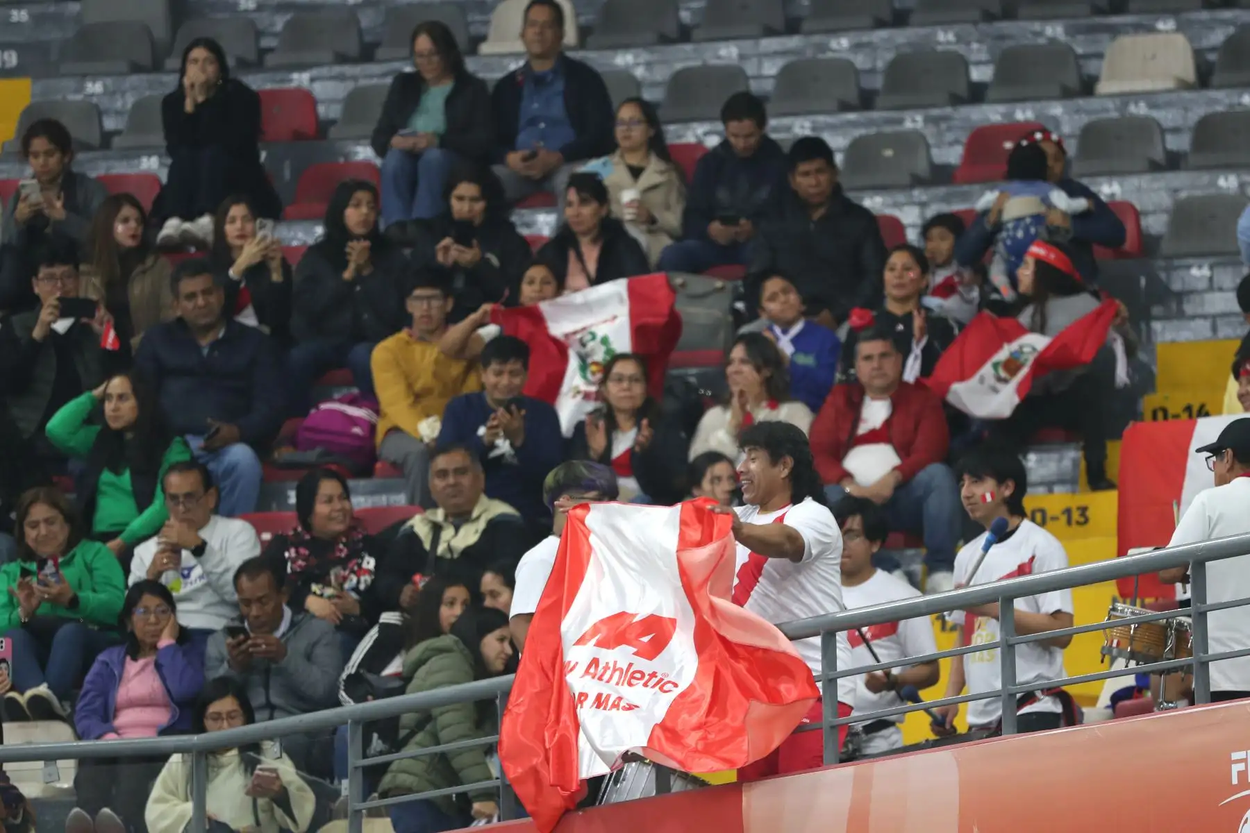 Imágenes previas  al partido donde la selección peruana de voleibol está a punto de enfrentar un gran desafío: su debut en el Mundial U17 del 2024. Este esperado encuentro tendrá lugar, en el Coliseo Eduardo Dibós, donde el equipo nacional se medirá ante Brasil, subcampeón del Sudamericano de la categoría..
Foto: ANDINA / Lino Chipana.
