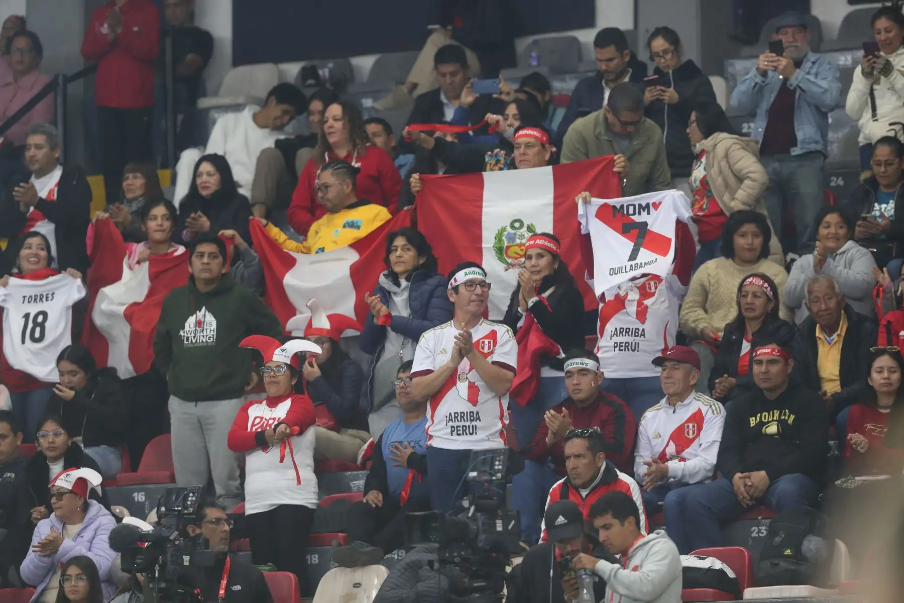 Imágenes previas  al partido donde la selección peruana de voleibol está a punto de enfrentar un gran desafío: su debut en el Mundial U17 del 2024. Este esperado encuentro tendrá lugar, en el Coliseo Eduardo Dibós, donde el equipo nacional se medirá ante Brasil, subcampeón del Sudamericano de la categoría..
Foto: ANDINA / Lino Chipana.