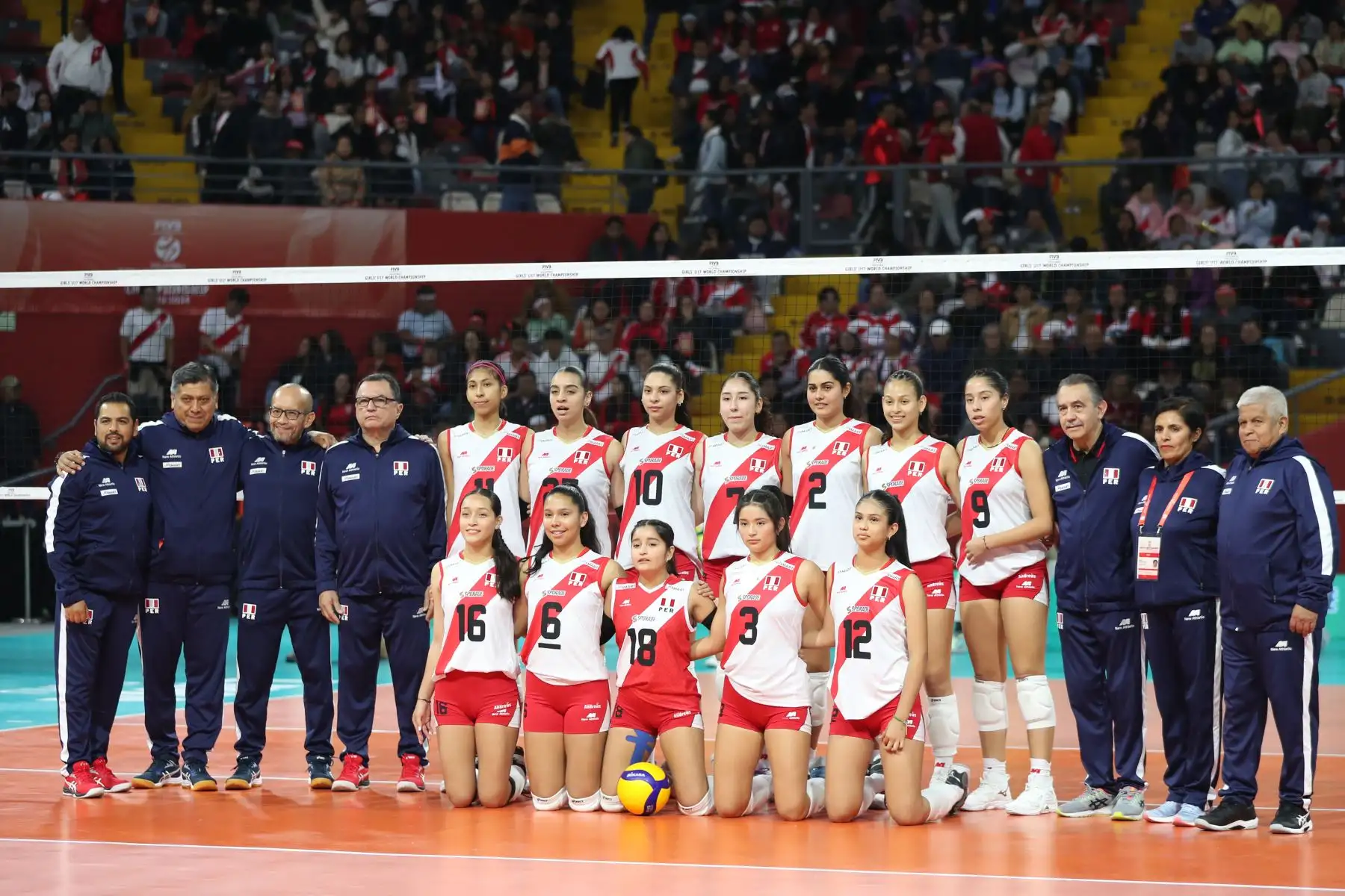 Imágenes previas  al partido donde la selección peruana de voleibol está a punto de enfrentar un gran desafío: su debut en el Mundial U17 del 2024. Este esperado encuentro tendrá lugar, en el Coliseo Eduardo Dibós, donde el equipo nacional se medirá ante Brasil, subcampeón del Sudamericano de la categoría..
Foto: ANDINA / Lino Chipana.
