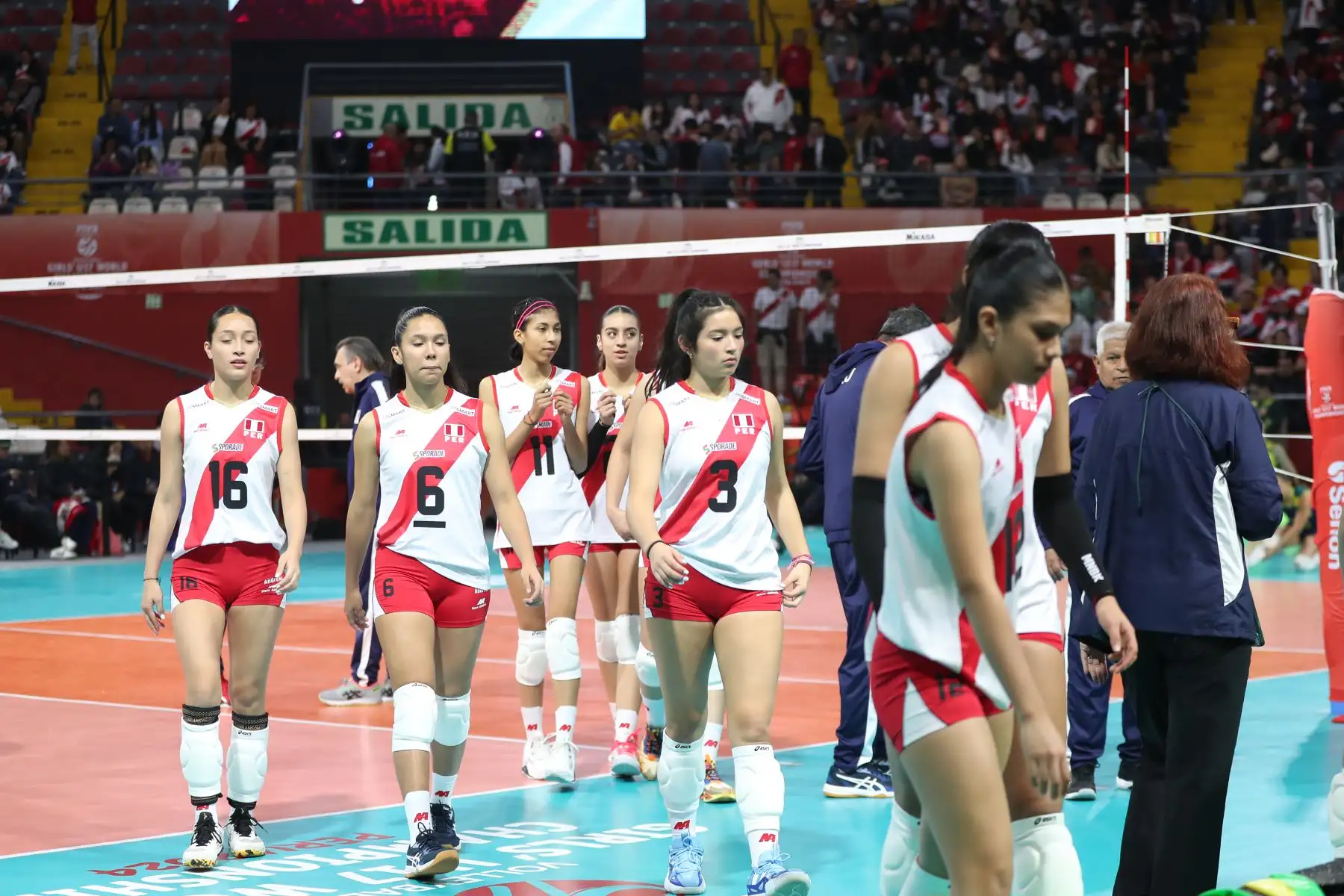 Imágenes previas  al partido donde la selección peruana de voleibol está a punto de enfrentar un gran desafío: su debut en el Mundial U17 del 2024. Este esperado encuentro tendrá lugar, en el Coliseo Eduardo Dibós, donde el equipo nacional se medirá ante Brasil, subcampeón del Sudamericano de la categoría..
Foto: ANDINA / Lino Chipana.
