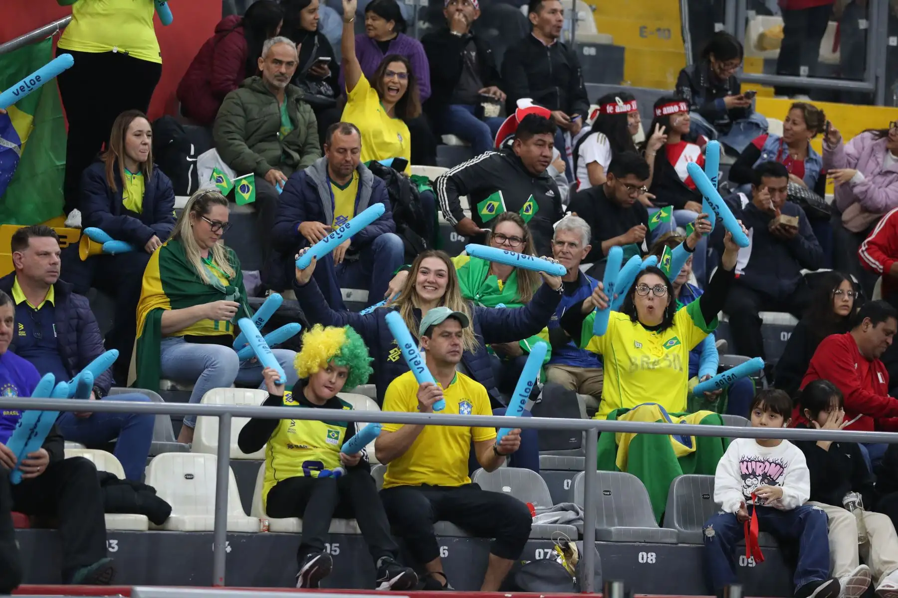 Imágenes previas  al partido donde la selección peruana de voleibol está a punto de enfrentar un gran desafío: su debut en el Mundial U17 del 2024. Este esperado encuentro tendrá lugar, en el Coliseo Eduardo Dibós, donde el equipo nacional se medirá ante Brasil, subcampeón del Sudamericano de la categoría..
Foto: ANDINA / Lino Chipana.