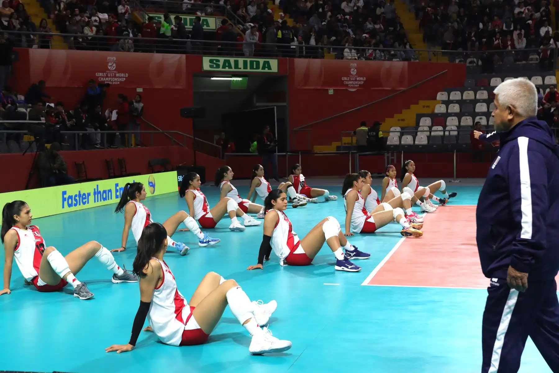 Imágenes previas  al partido donde la selección peruana de voleibol está a punto de enfrentar un gran desafío: su debut en el Mundial U17 del 2024. Este esperado encuentro tendrá lugar, en el Coliseo Eduardo Dibós, donde el equipo nacional se medirá ante Brasil, subcampeón del Sudamericano de la categoría..
Foto: ANDINA / Lino Chipana.