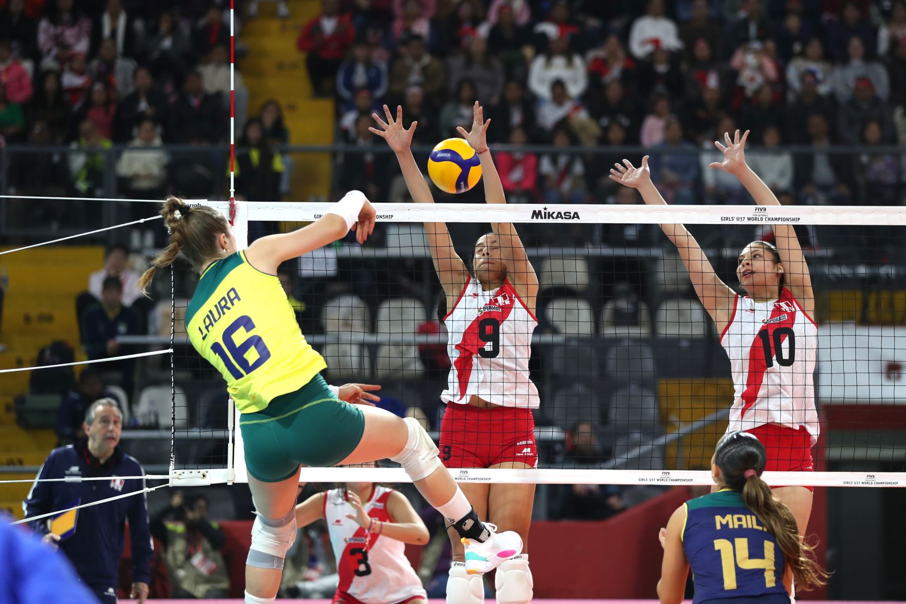 La selección peruana de voleibol realiza su debut en el Mundial U17 del 2024. Este esperado encuentro se disputa en el Coliseo Eduardo Dibós, donde el equipo nacional se mide ante Brasil, subcampeón del Sudamericano de la categoría.Foto: ANDINA/ Lino Chipana