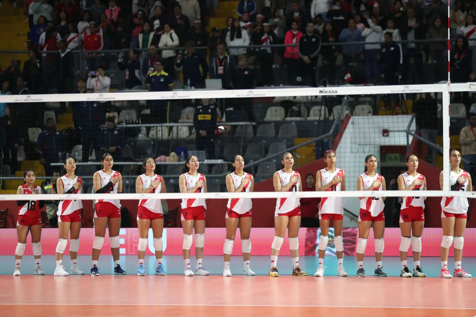 La selección peruana de voleibol realiza su debut en el Mundial U17 del 2024. Este esperado encuentro se disputa en el Coliseo Eduardo Dibós, donde el equipo nacional se mide ante Brasil, subcampeón del Sudamericano de la categoría.
Foto: ANDINA/ Lino Chipana